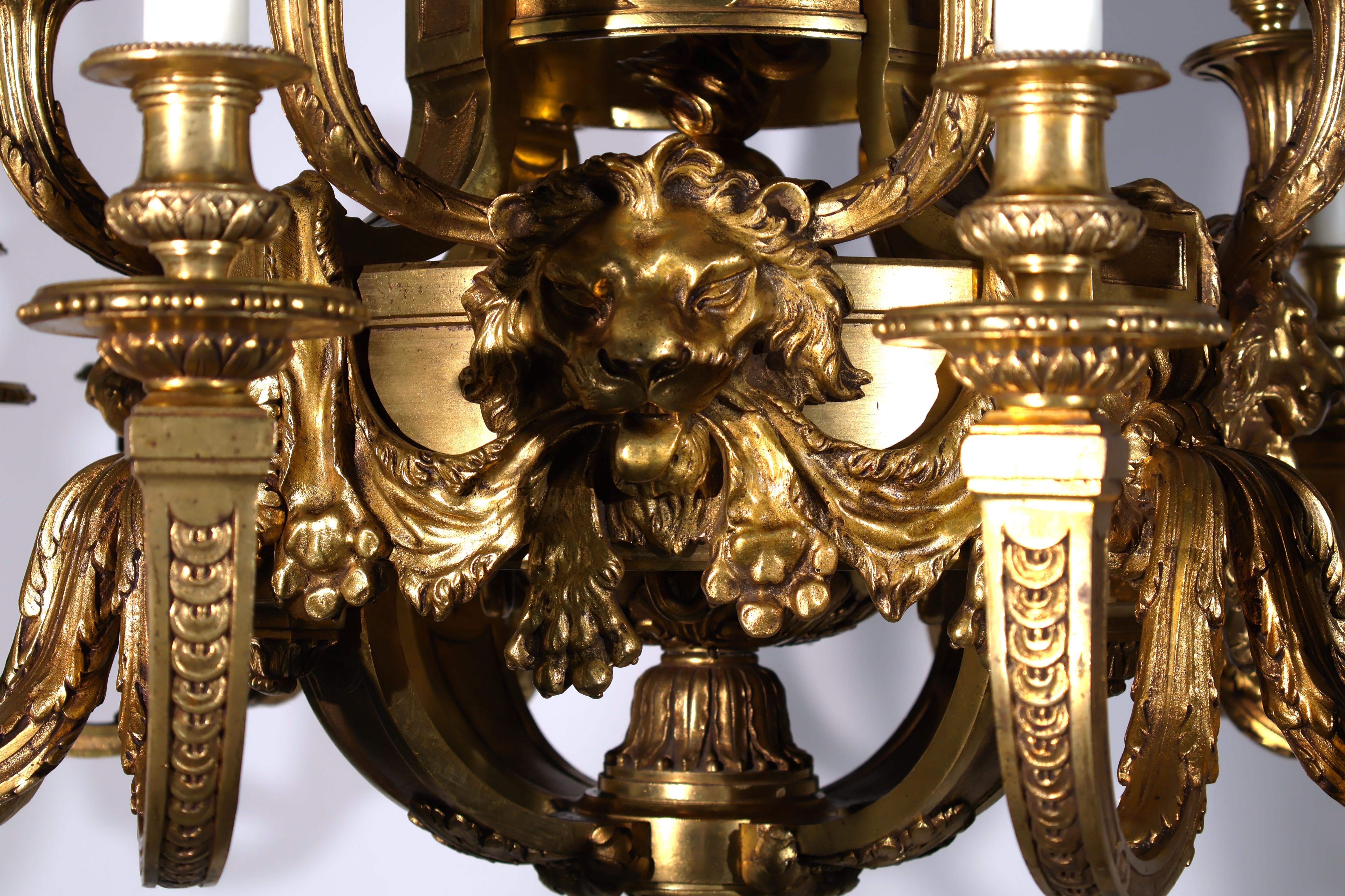 Ein prächtiger Kronleuchter aus vergoldeter Bronze im Regence-Stil (Vergoldet) im Angebot