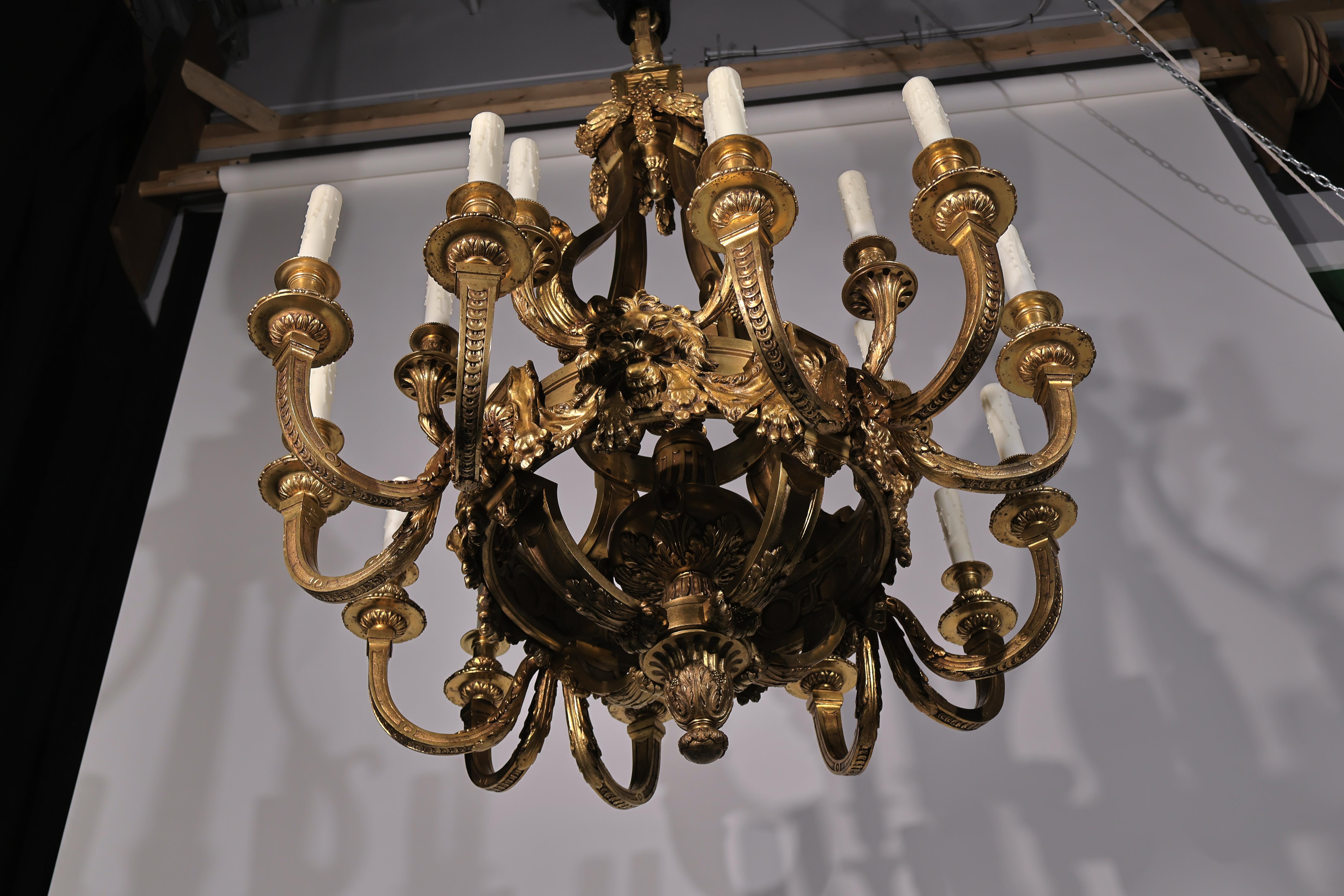 Ein prächtiger Kronleuchter aus vergoldeter Bronze im Regence-Stil im Zustand „Gut“ im Angebot in Atlanta, GA