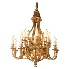 Un magnifico lampadario in bronzo dorato in stile Regence