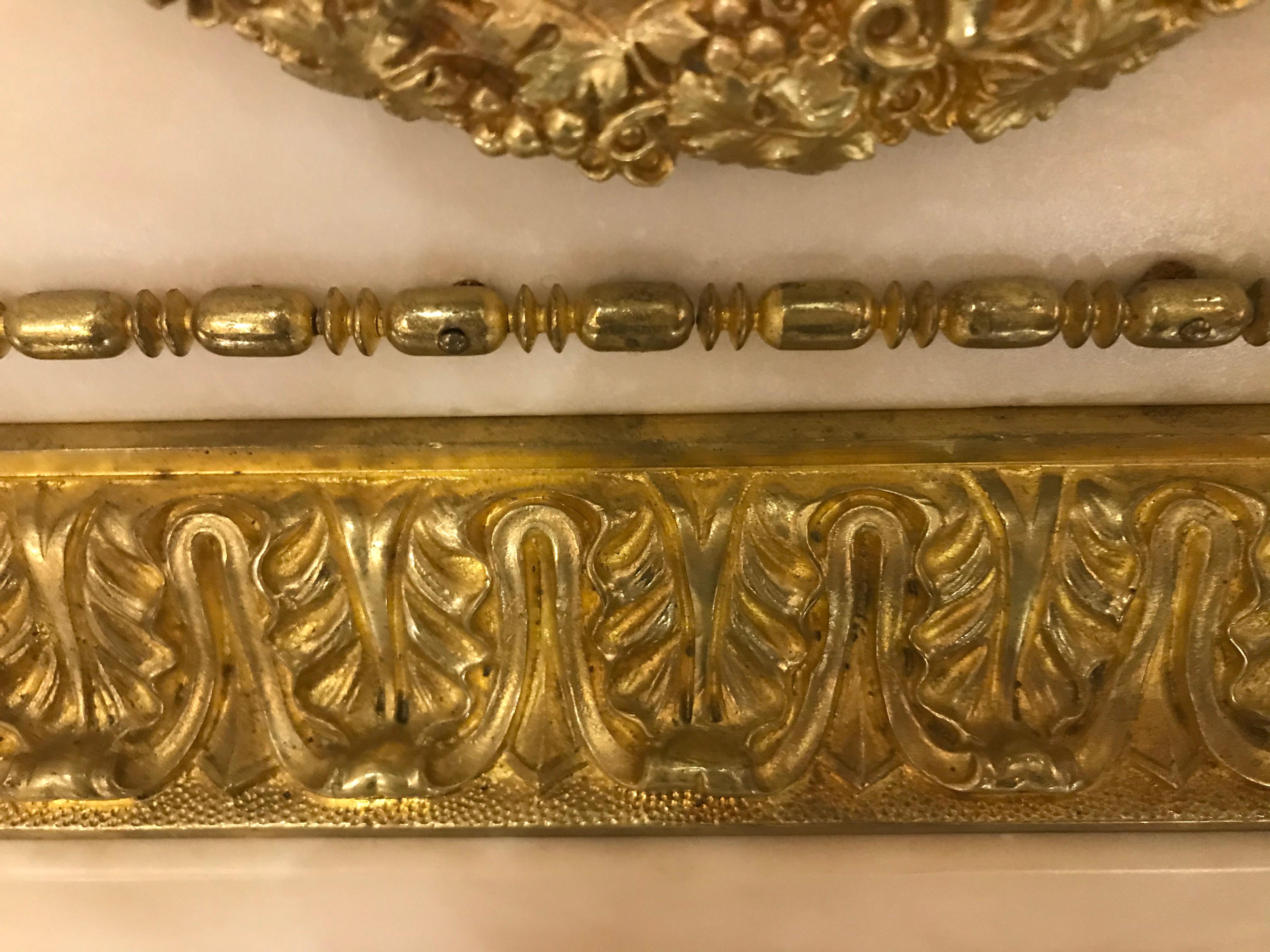 Prächtige Uhr aus vergoldeter Bronze und Marmor (Französisch) im Angebot