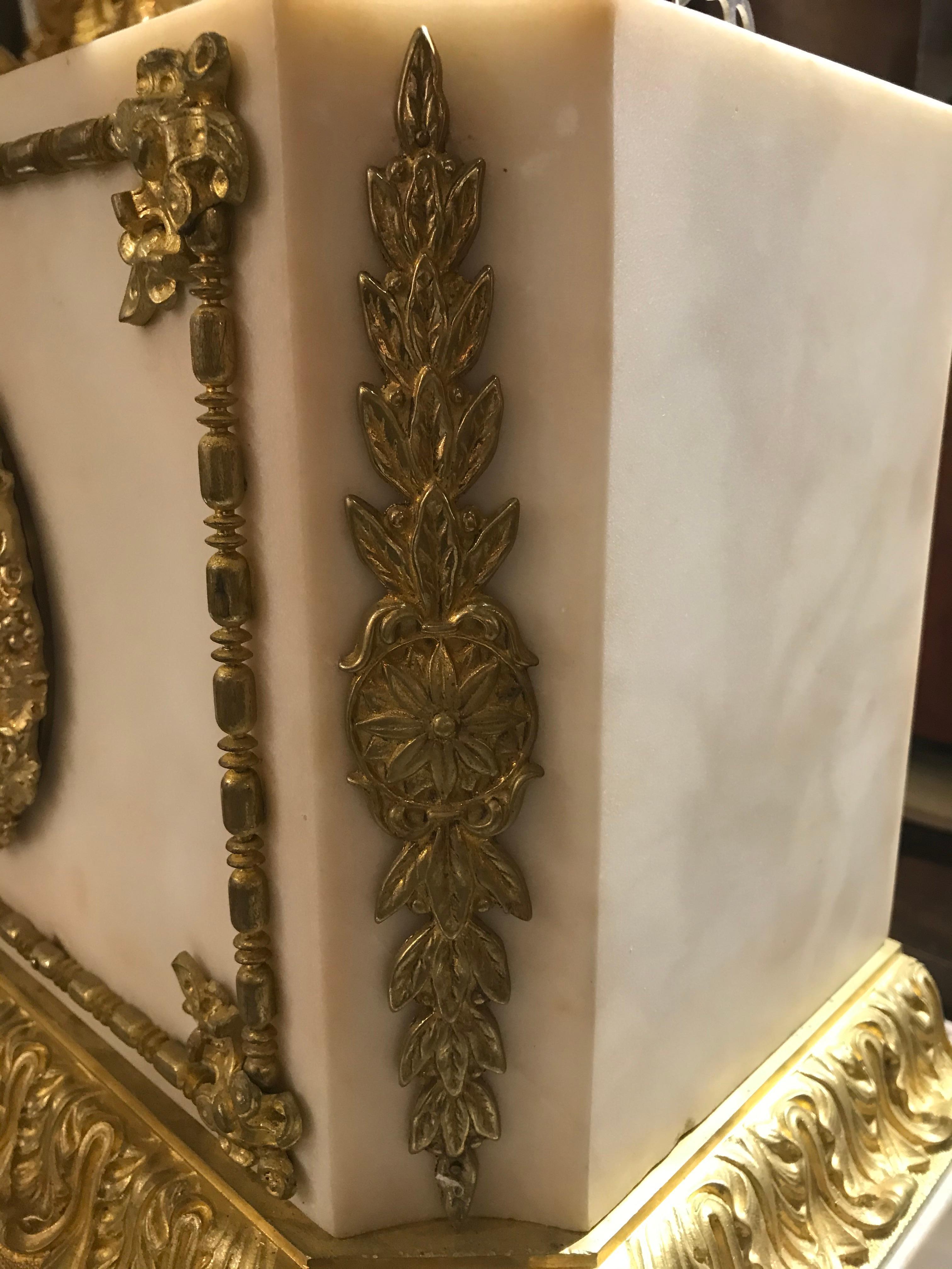 Prächtige Uhr aus vergoldeter Bronze und Marmor im Zustand „Gut“ im Angebot in Atlanta, GA