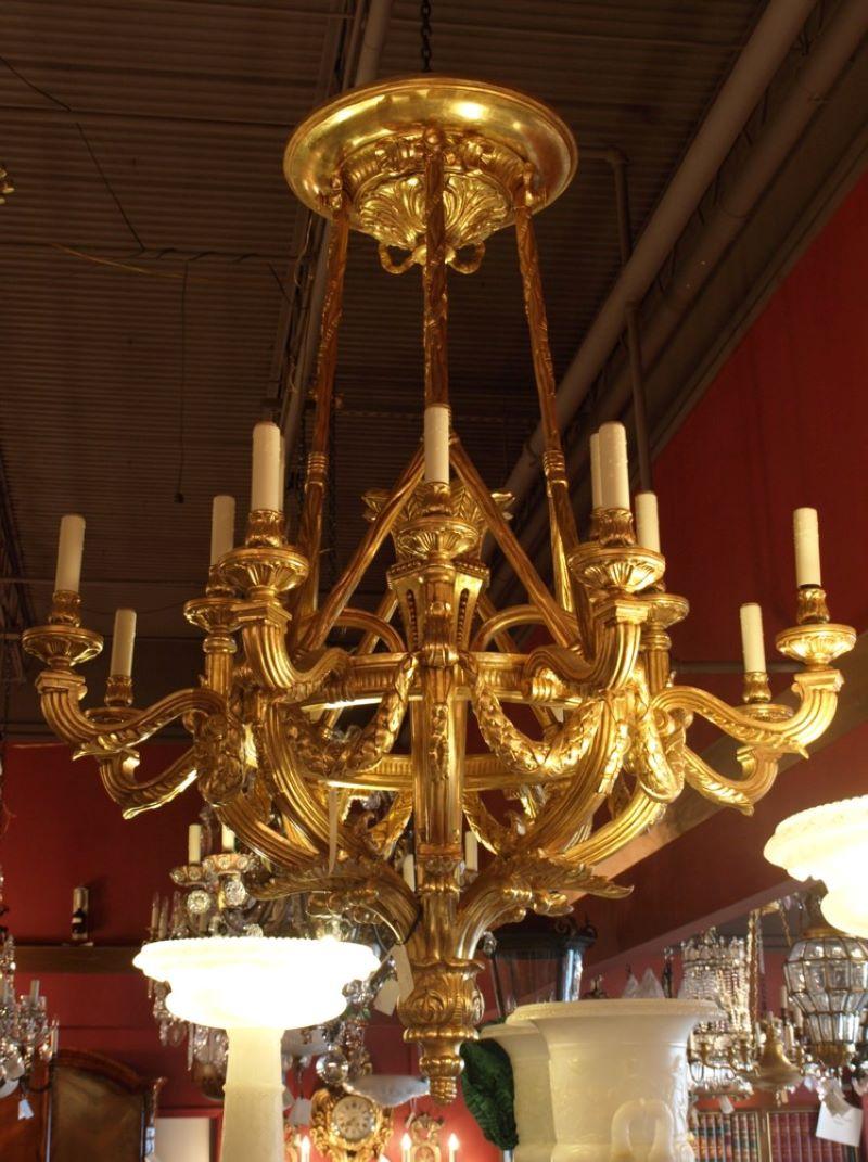Français Magnifique lustre en bois doré en vente