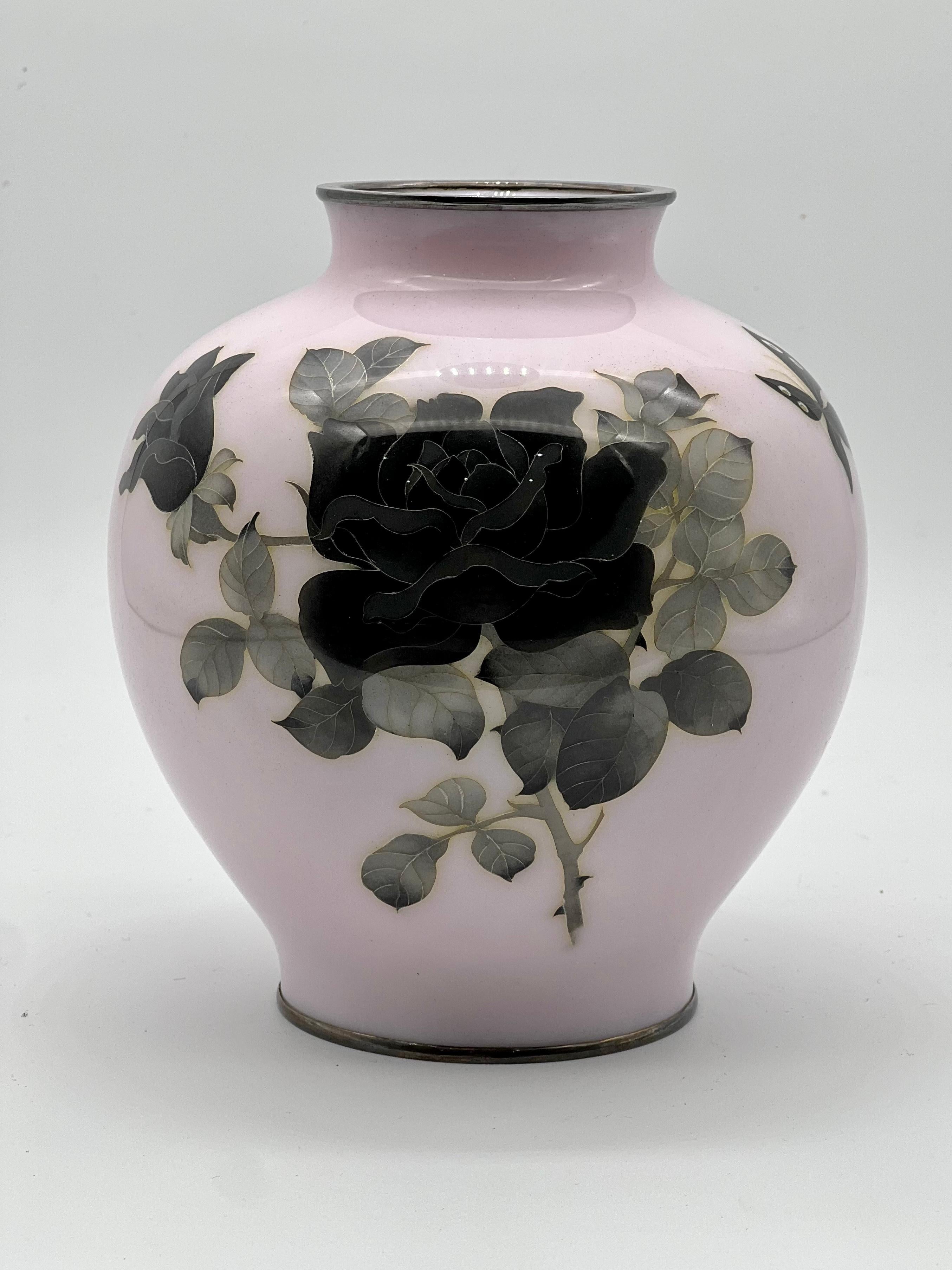 A MAGNIFICENT ANTIQUE JAPANESE CLOISONNE ENAMEL VASE BY ANDO JUBEI. 

Late 19th Early 20th Century -Meiji period 

A elegant  and attractive cloisonné enamel vase by Ando Jubei, decorated with shaded black enamels and silver wire with a large