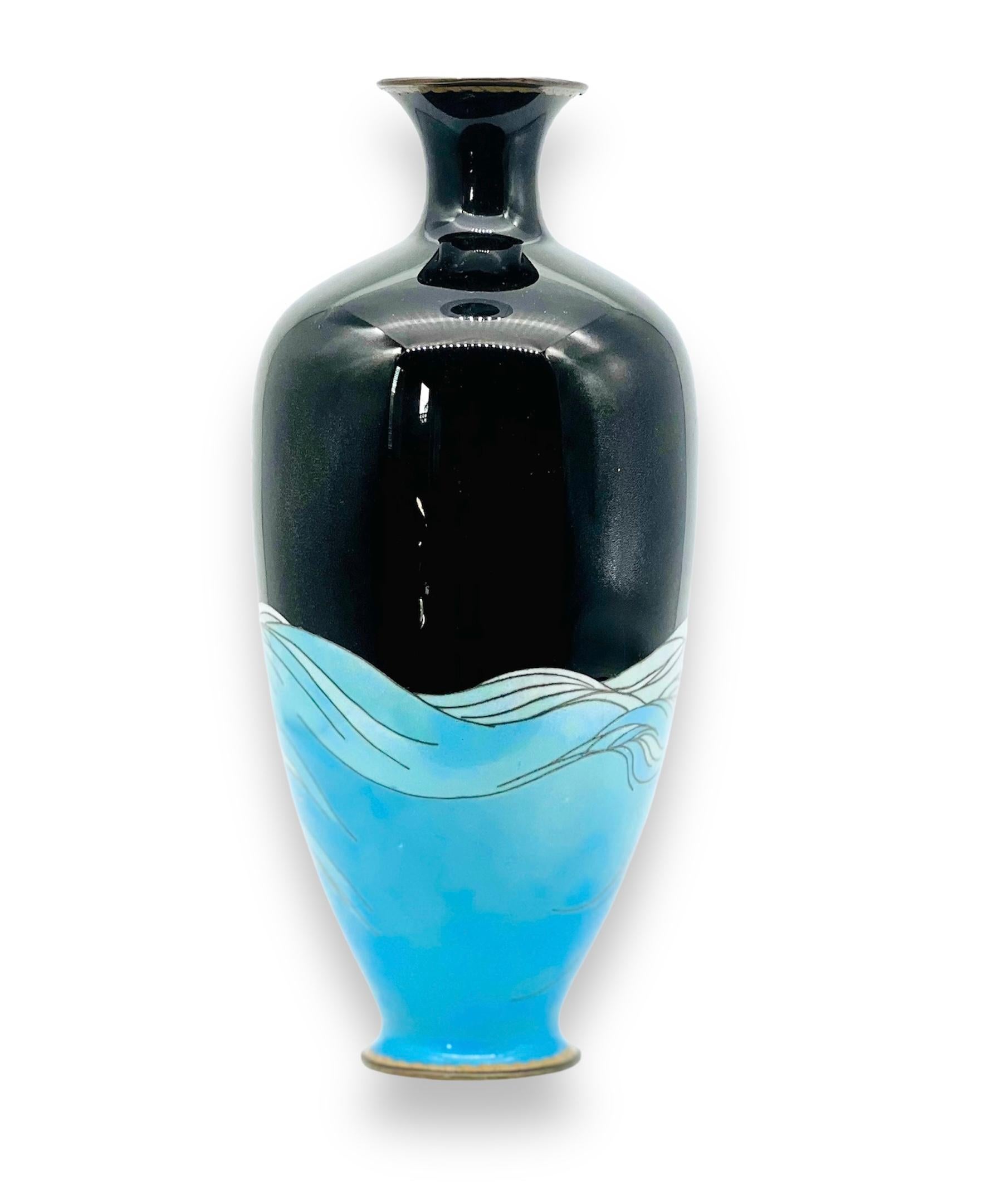 A magnificent Japanese cloisonne enamel Vase. Signed. Meiji period For Sale 4