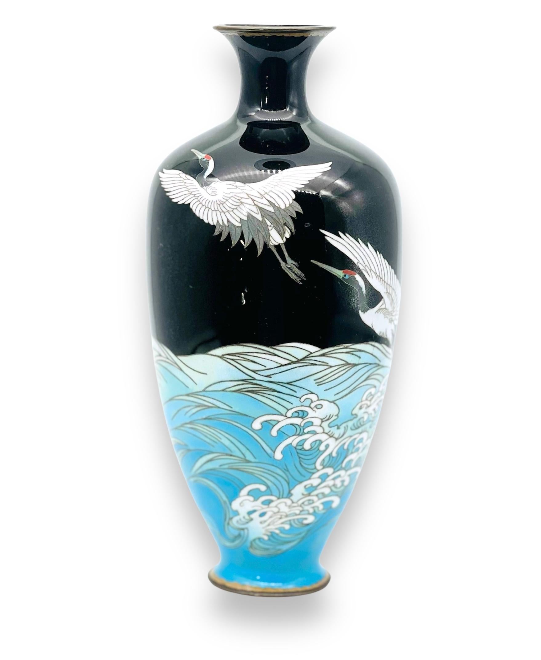 Cloissoné A magnificent Japanese cloisonne enamel Vase. Signed. Meiji period For Sale