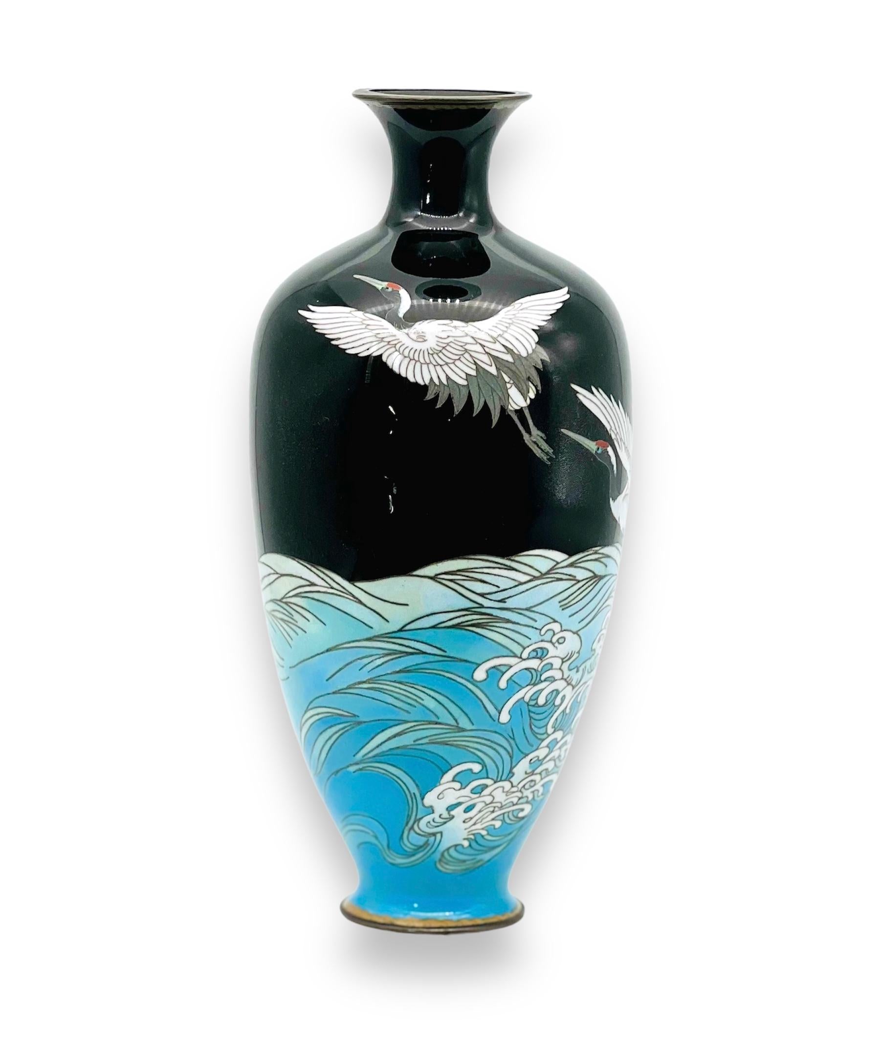 A magnificent Japanese cloisonne enamel Vase. Signed. Meiji period For Sale 3