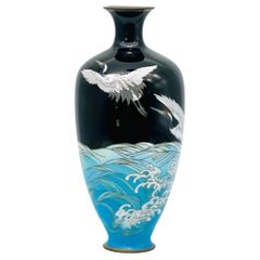 Un magnifique vase japonais en émail cloisonné. Signé. Période Meiji