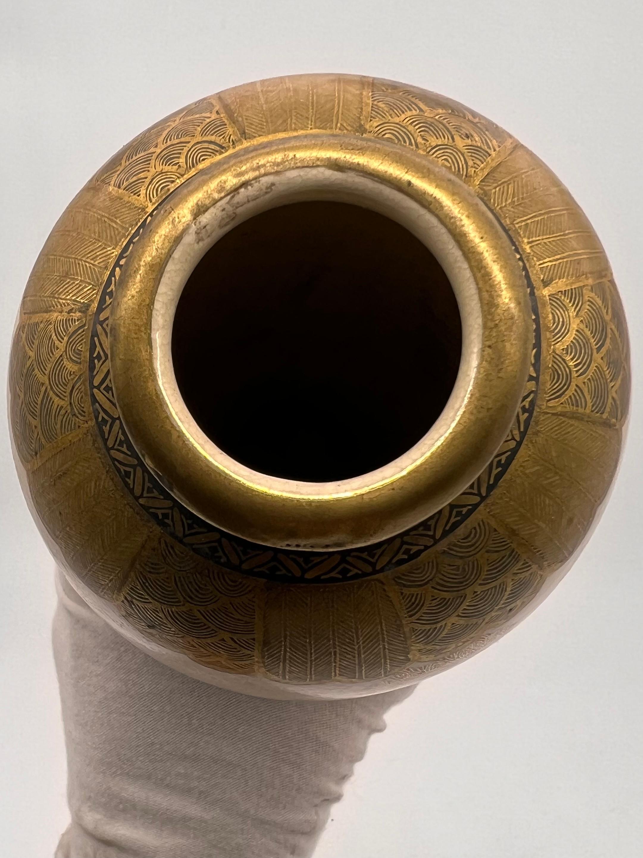 Eine prächtige japanische Satsuma-Vase. Unterschrieben. Meiji-Periode  im Angebot 5