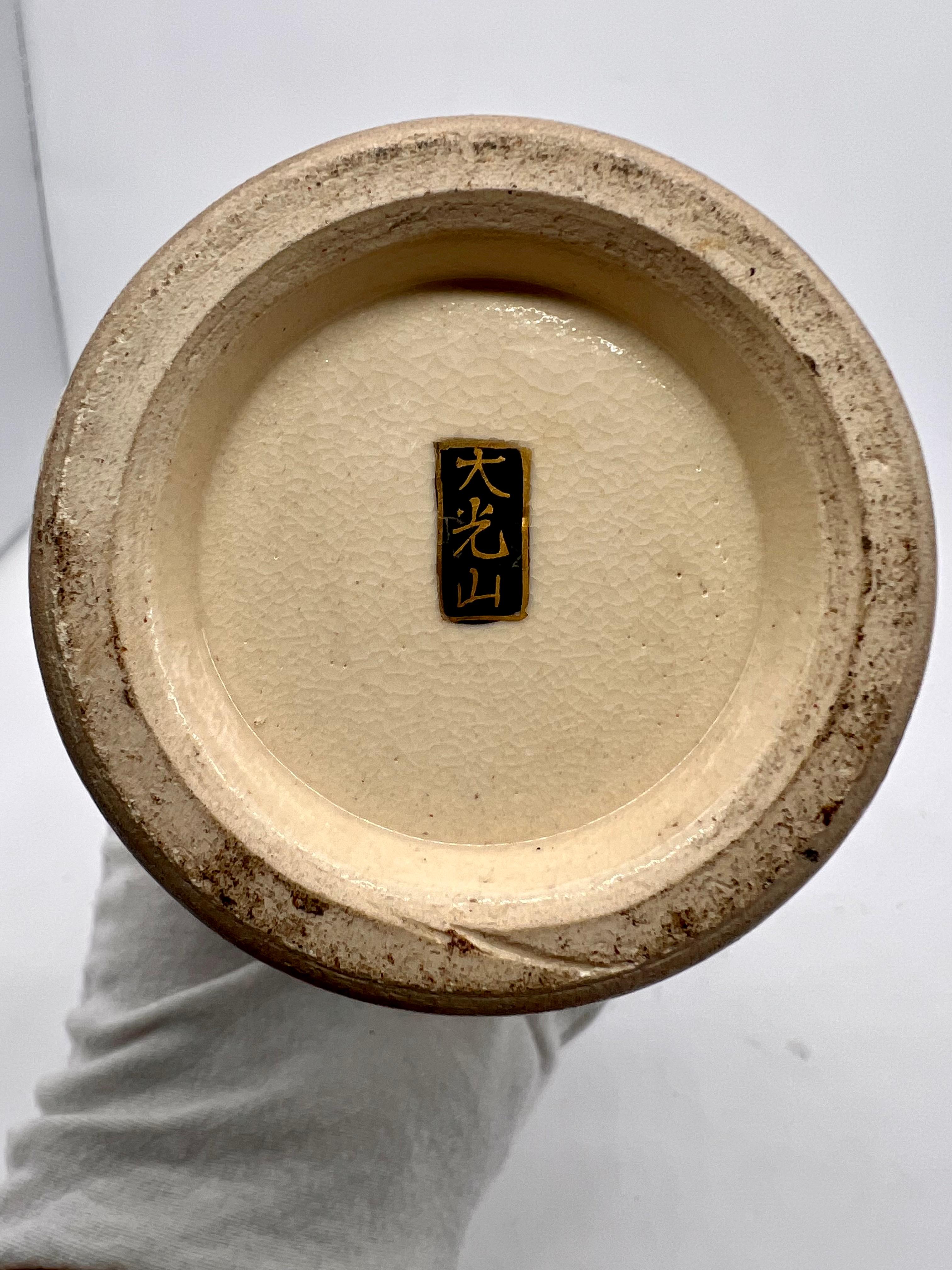 Eine prächtige japanische Satsuma-Vase. Unterschrieben. Meiji-Periode  im Angebot 6