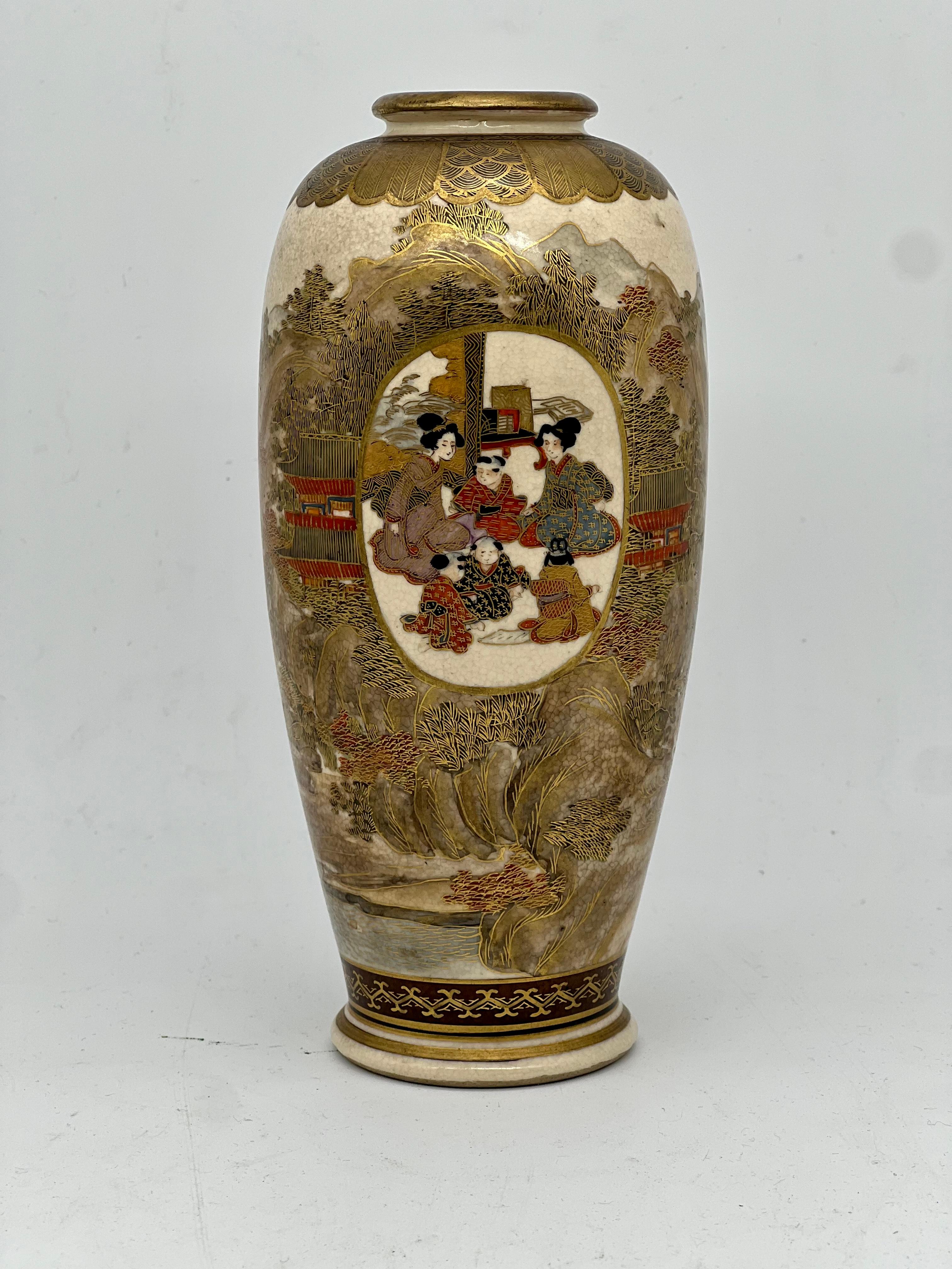 Eine prächtige japanische Satsuma-Vase. Unterschrieben. Meiji-Periode  (Japanisch) im Angebot