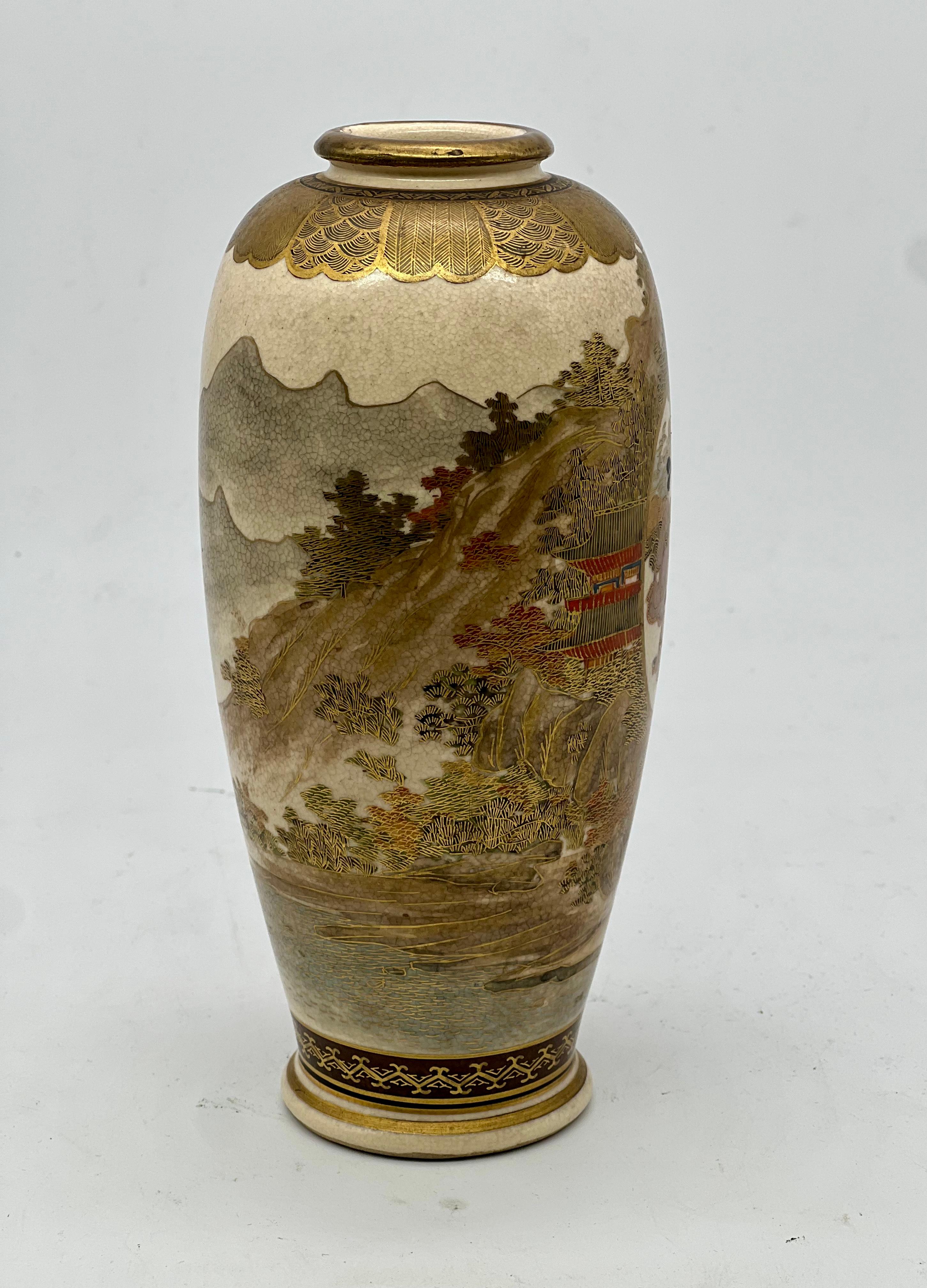 Eine prächtige japanische Satsuma-Vase. Unterschrieben. Meiji-Periode  (19. Jahrhundert) im Angebot