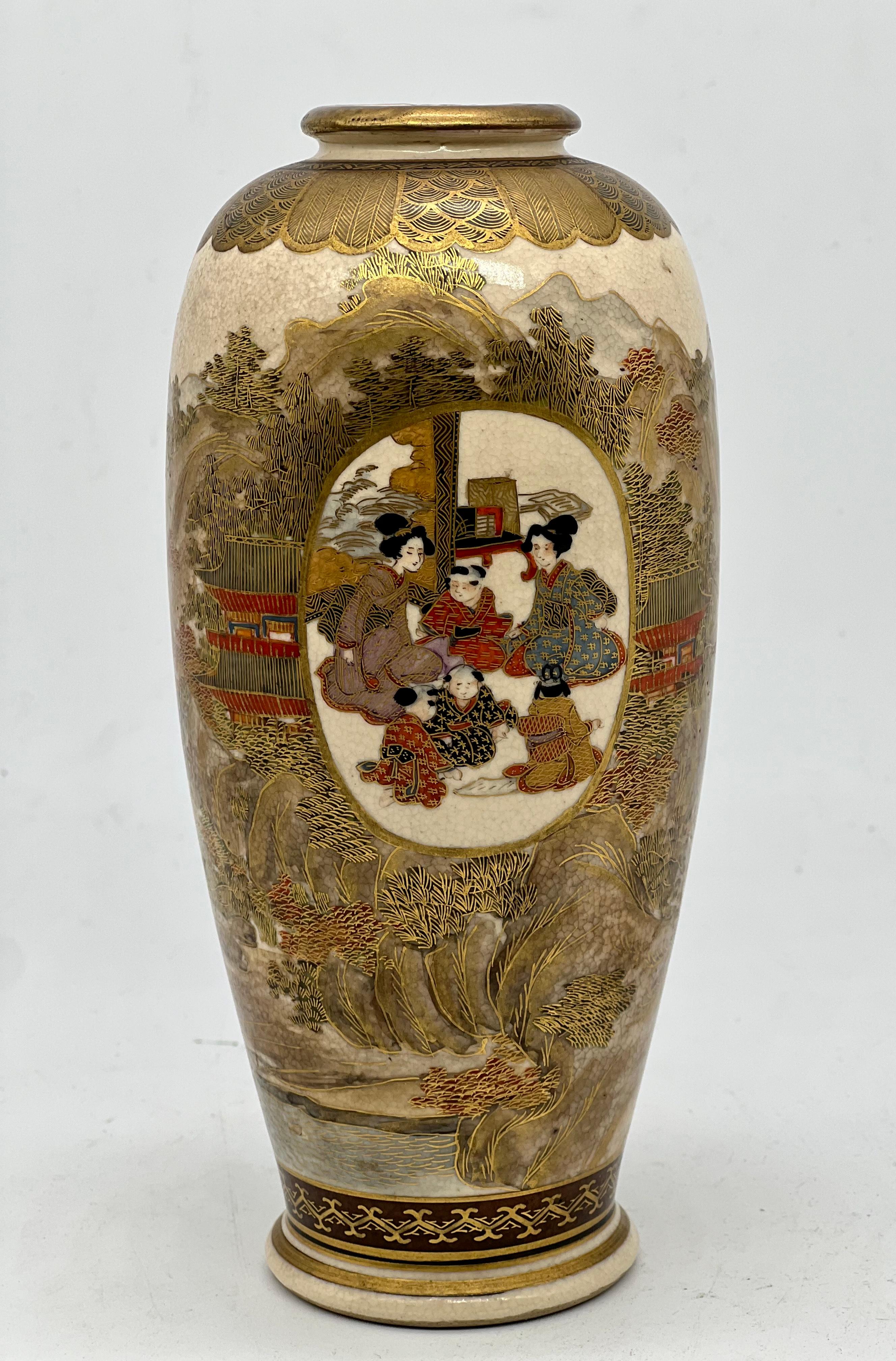 Eine prächtige japanische Satsuma-Vase. Unterschrieben. Meiji-Periode  (Keramik) im Angebot