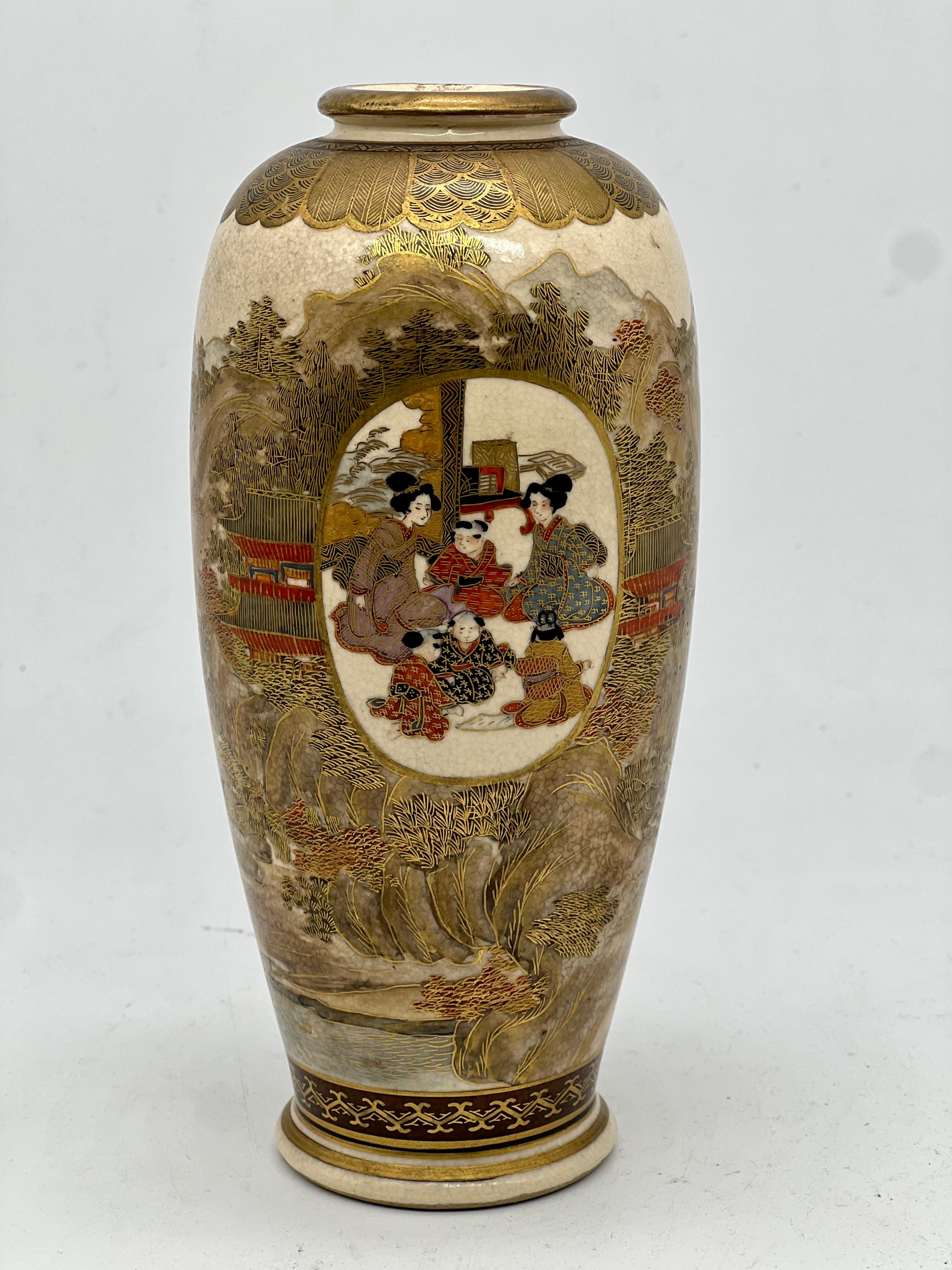 Eine prächtige japanische Satsuma-Vase. Unterschrieben. Meiji-Periode  im Angebot 1