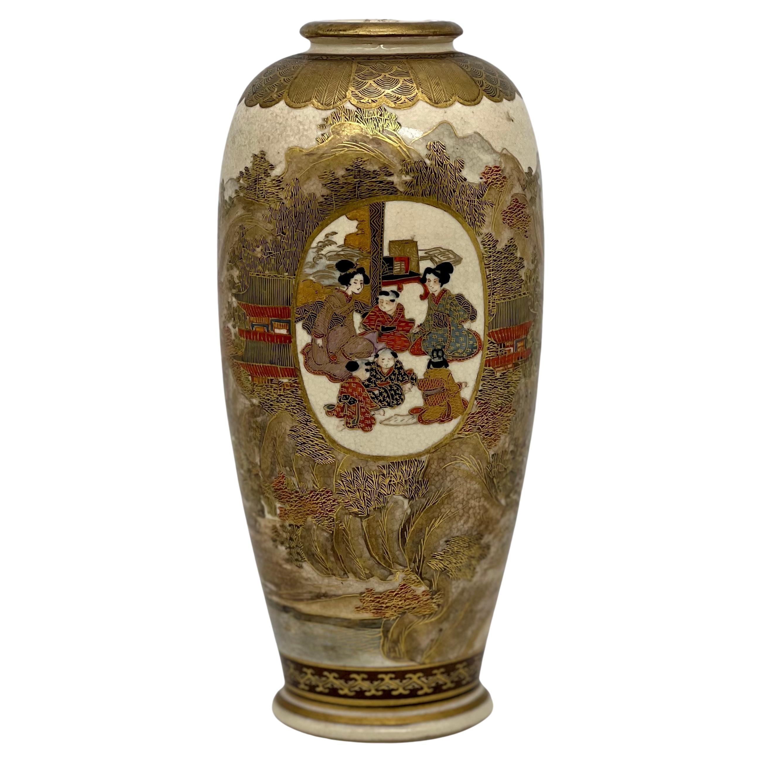 Eine prächtige japanische Satsuma-Vase. Unterschrieben. Meiji-Periode  im Angebot