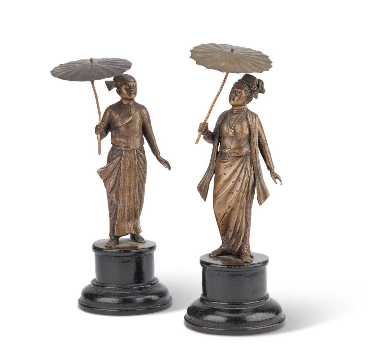 
A PAIR OF JAPANESE BRONZE OKIMONOS,


MEIJI PERIOD


modelled as a lady and gentleman, each holding a parasol, on turned wooden bases.


20cm high.


In good condition.