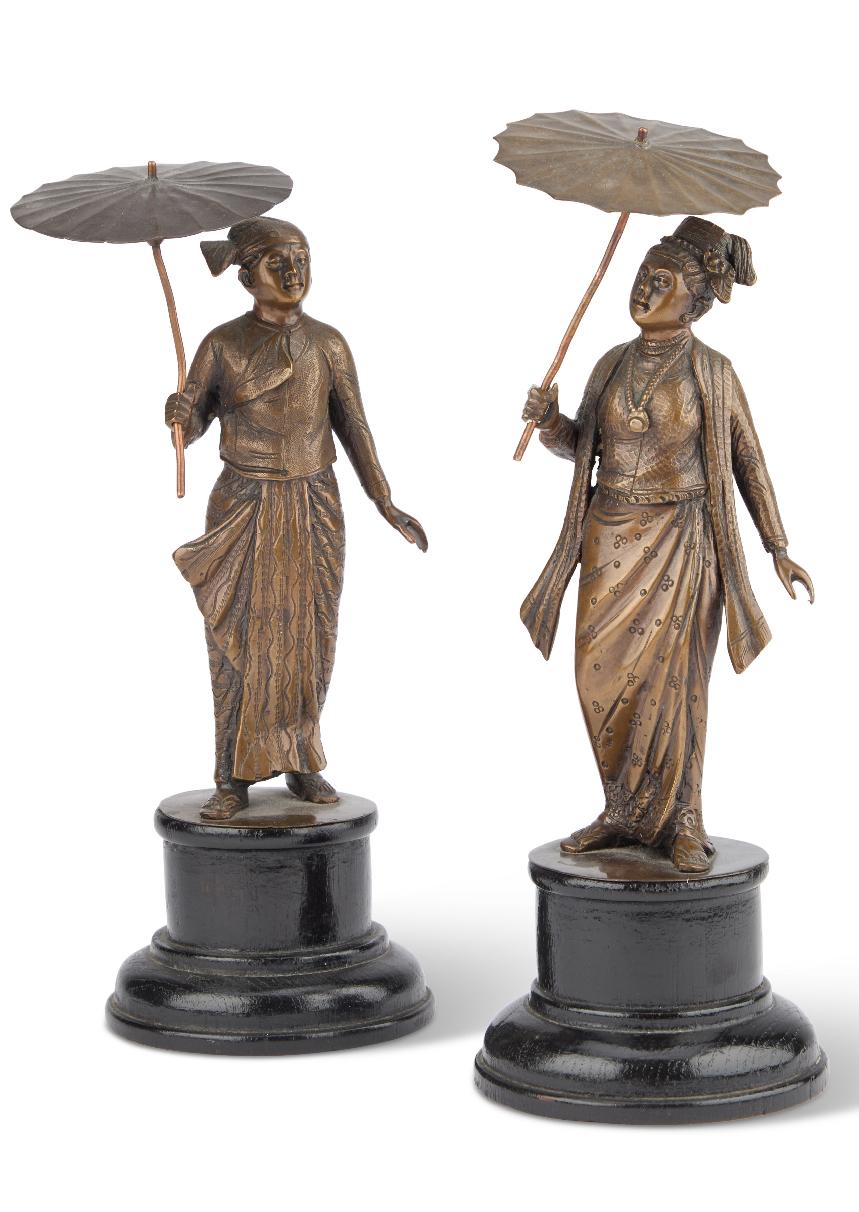 A Magnificent Pair of 19th C Japanese Okimono Figures of a Lady and Gentlemen. In Good Condition For Sale In London, GB