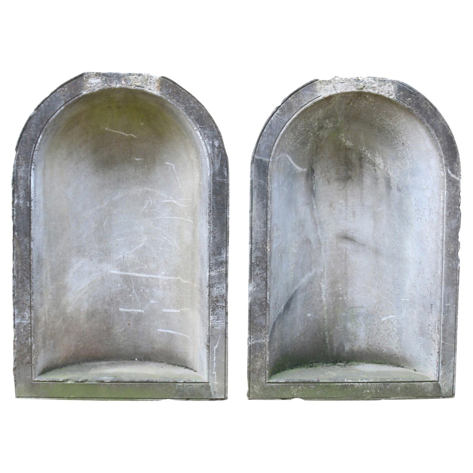 Magnifique paire de niches anciennes en marbre représentant des statues