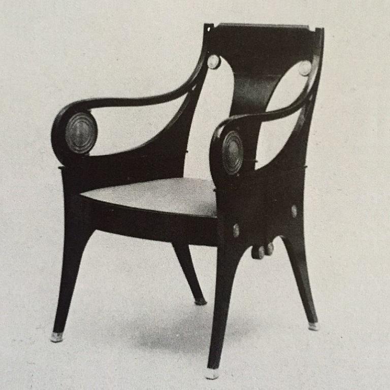 Cette magnifique paire de fauteuils produite au début du XXe siècle par le célèbre architecte slovène Josef Plecnik (Jože Plečnik), Maître de l'architecture moderne. Son travail se caractérise par des formes iconiques et classiques utilisées de