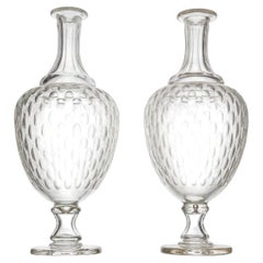 Una magnifica coppia di bottiglie o caraffe decorative
