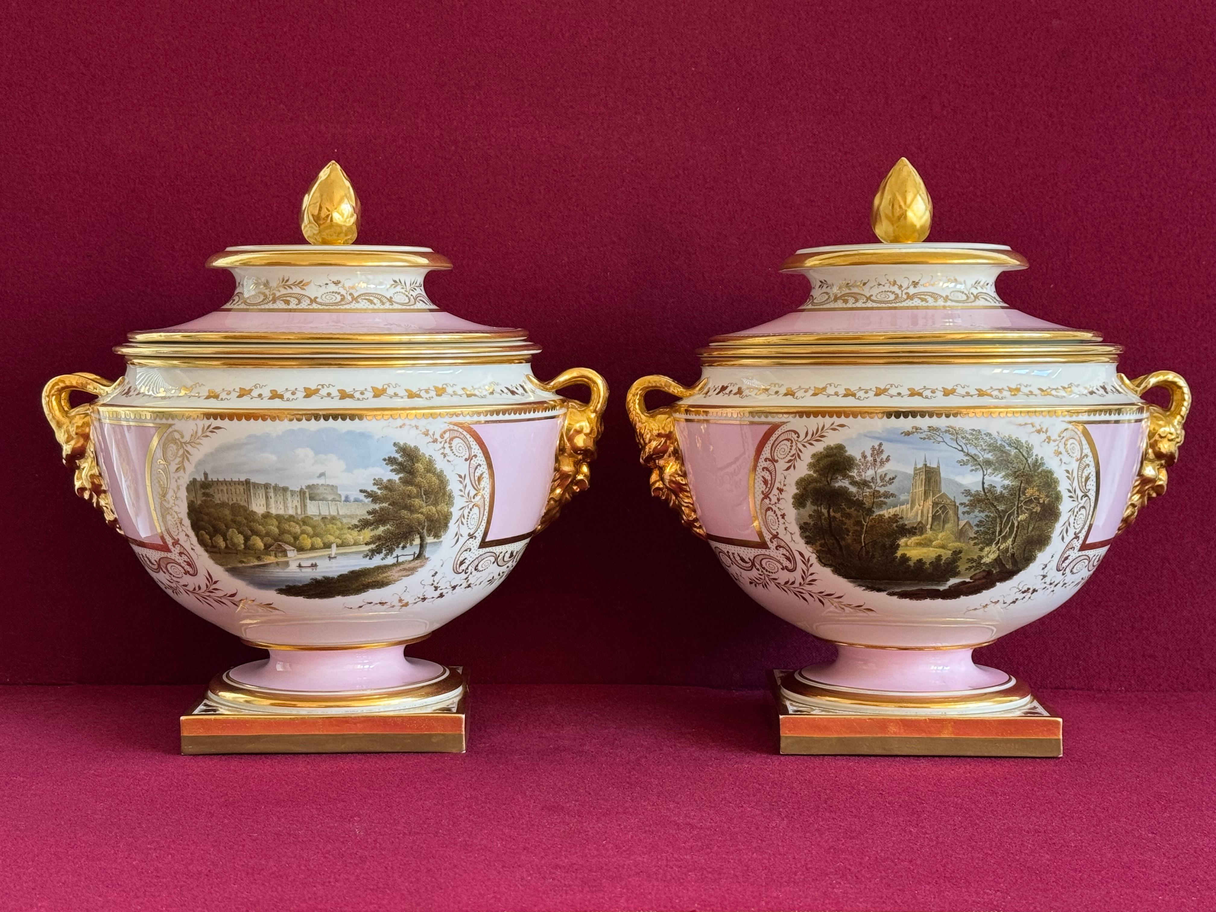 Magnífica y rara pareja de cubiteras de porcelana de Flight, Barr & Barr Worcester c.1813. Magníficamente decorada con escenas que incluyen el castillo de Windsor, Binstead Cottage, la iglesia de Malvern y el Eton College, todas ellas reservadas