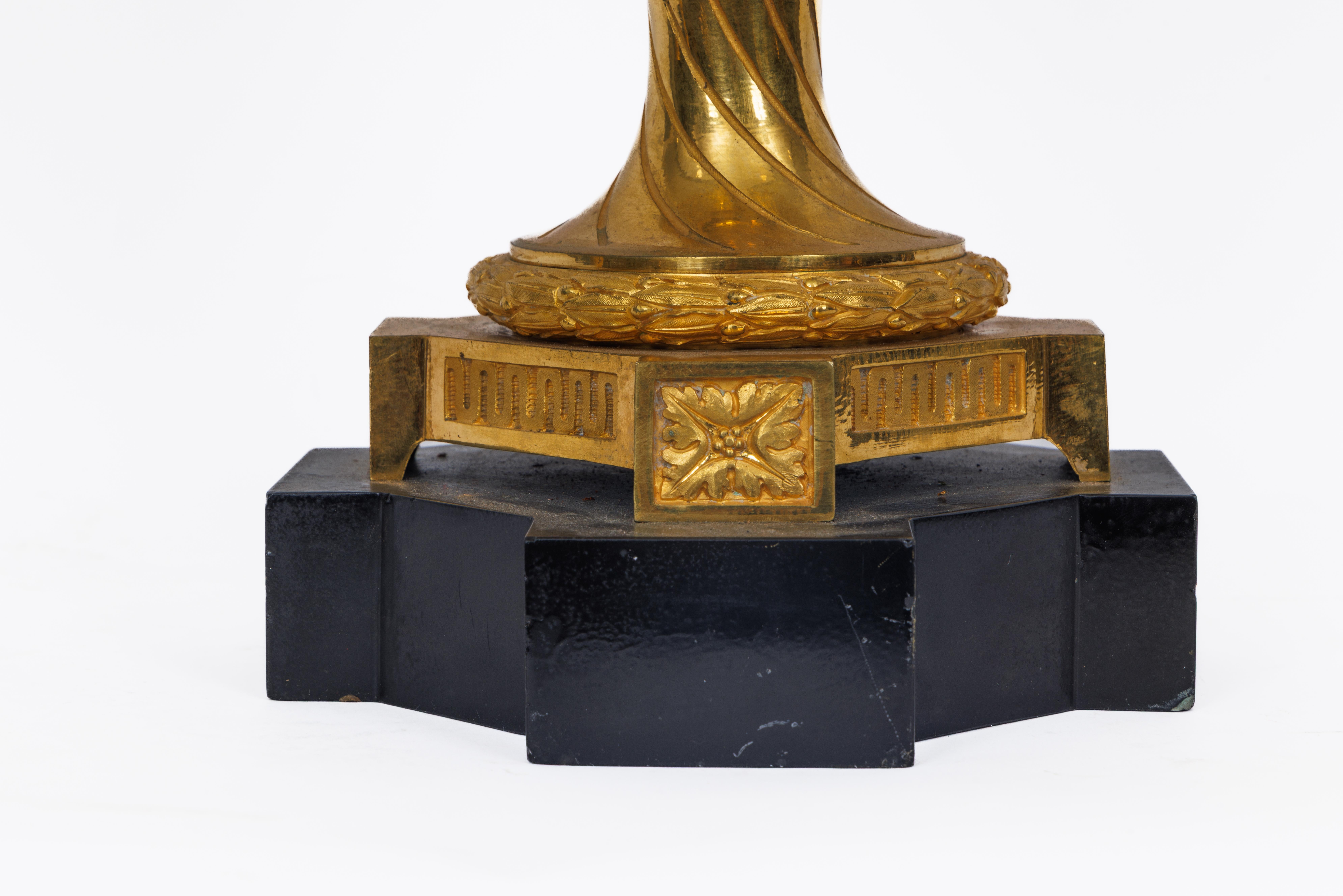 Ein prächtiges Paar französischer Ormolu-Vasen im Louis-XVI-Stil im Angebot 5