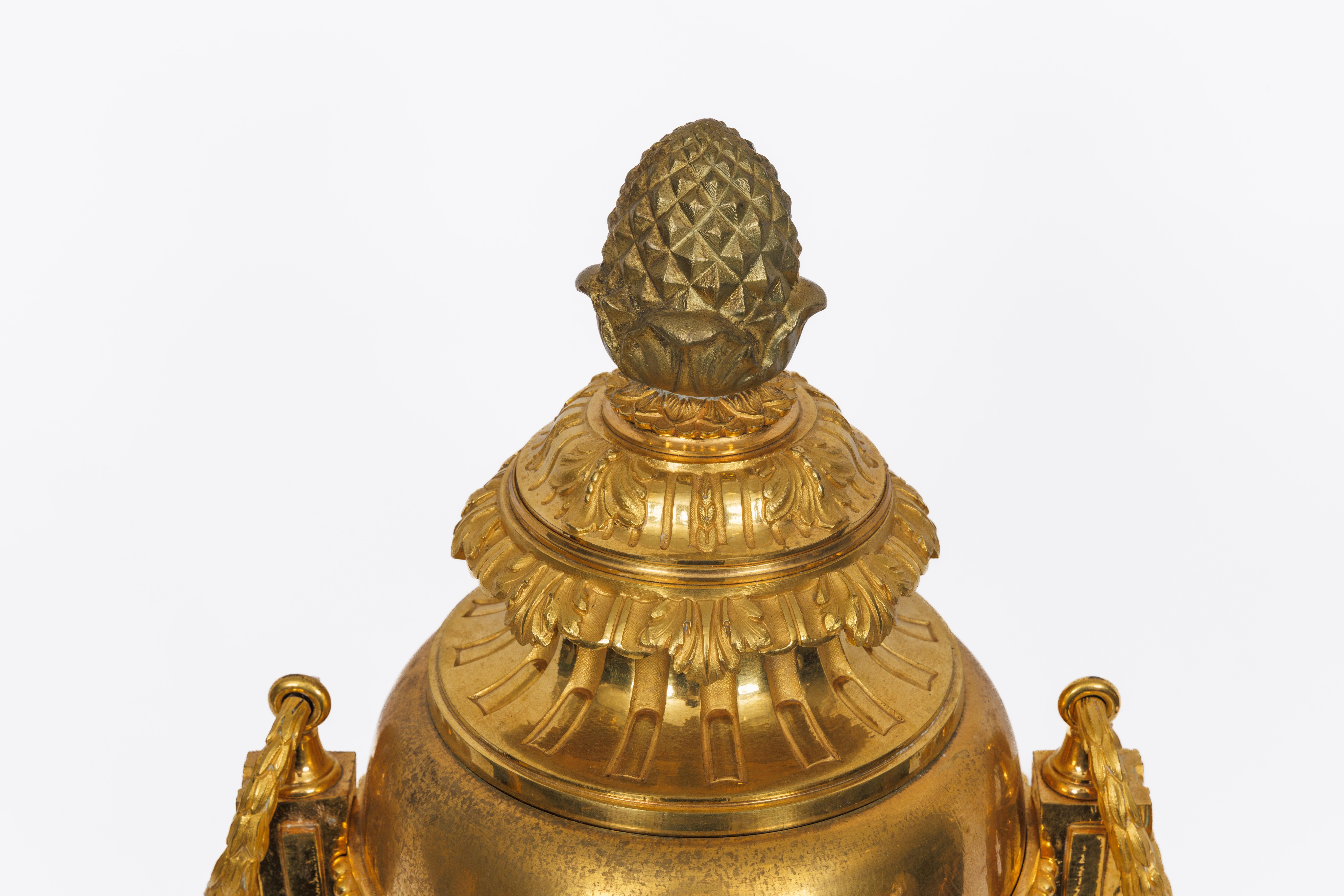 Ein prächtiges Paar französischer Ormolu-Vasen im Louis-XVI-Stil (Französisch) im Angebot