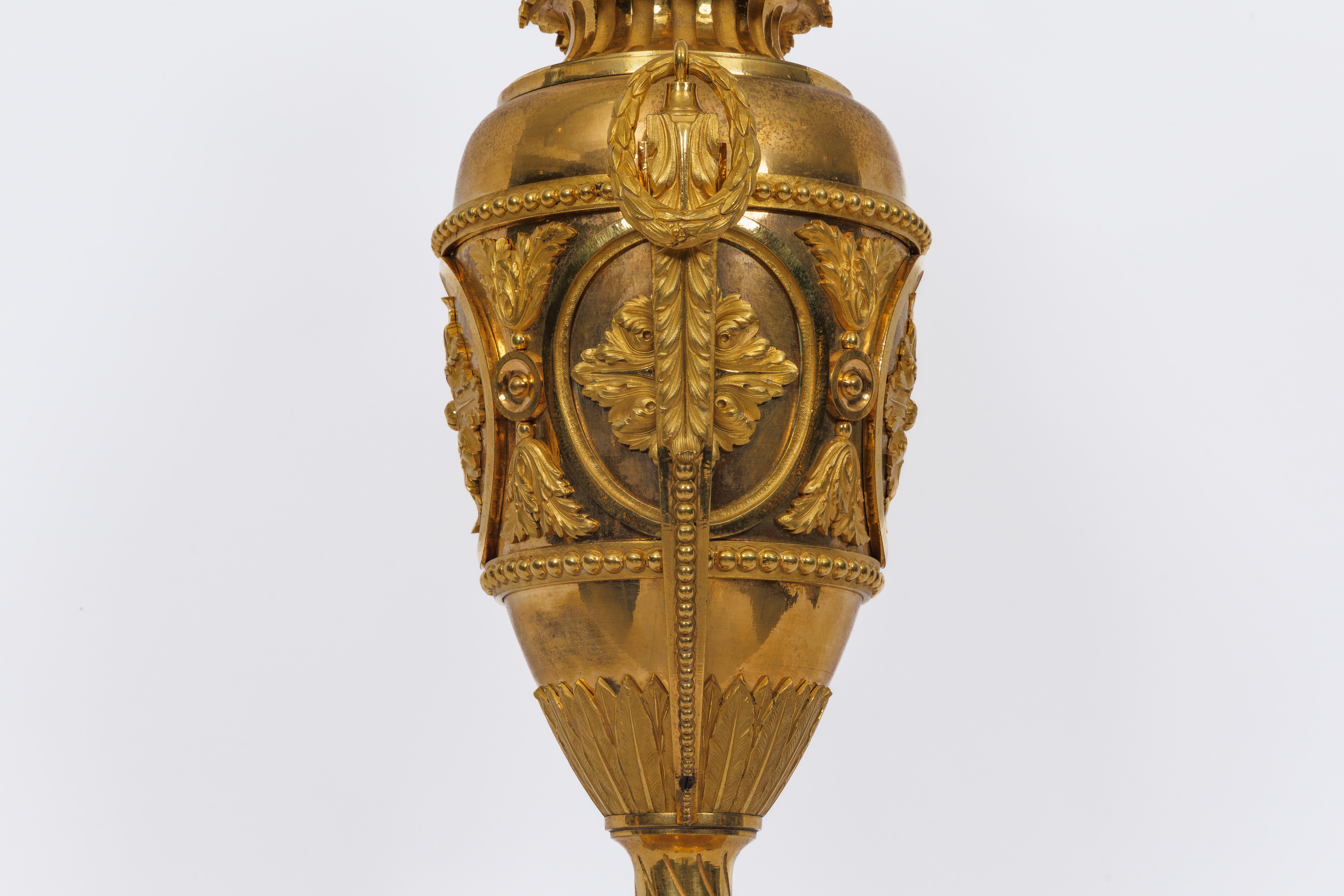 Ein prächtiges Paar französischer Ormolu-Vasen im Louis-XVI-Stil im Zustand „Gut“ im Angebot in Queens, NY