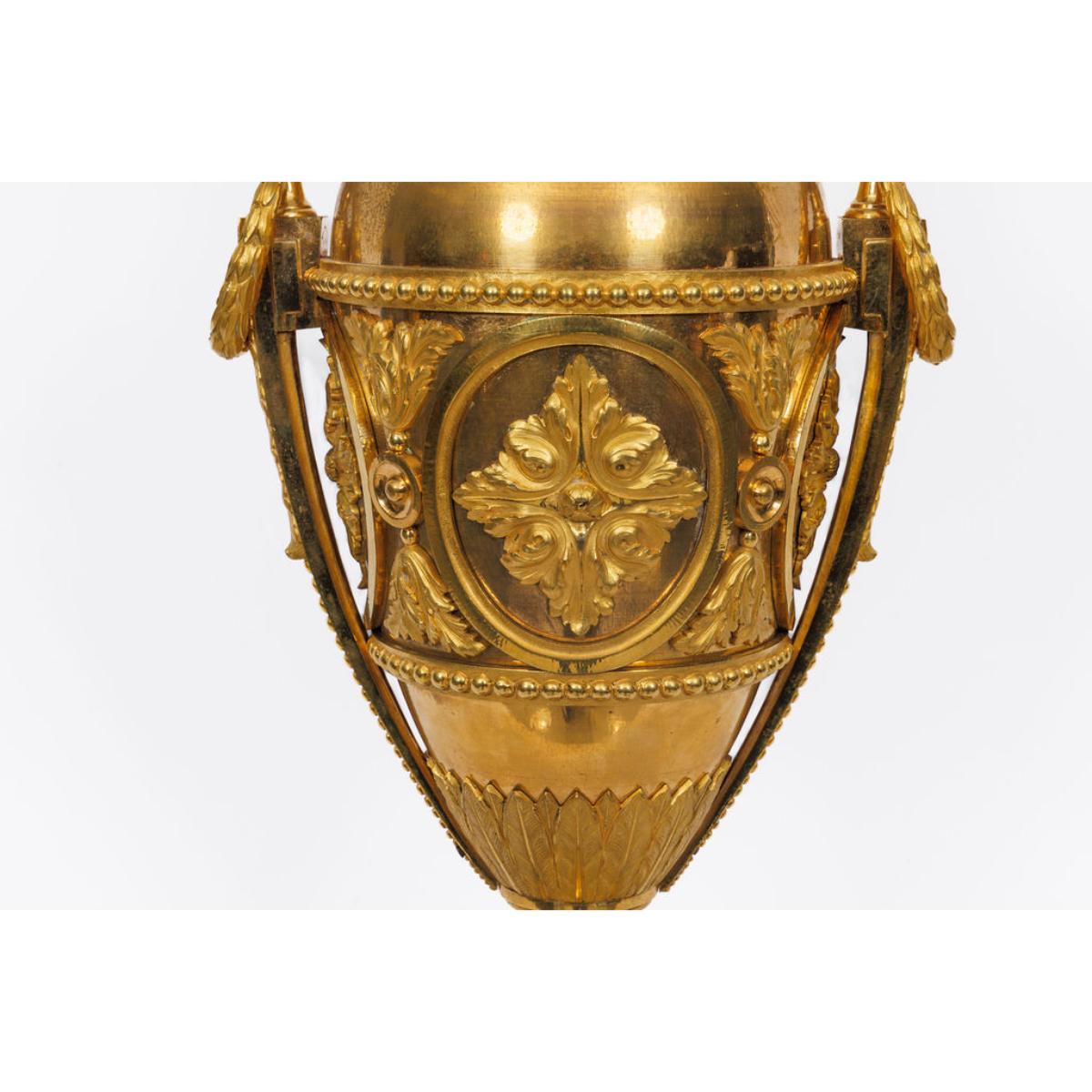 Ein prächtiges Paar französischer Ormolu-Vasen im Louis-XVI-Stil (19. Jahrhundert) im Angebot