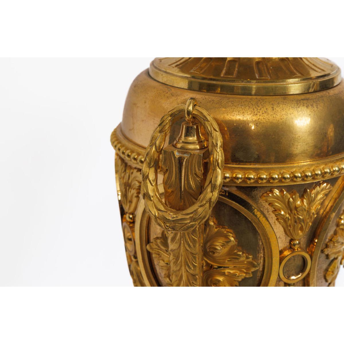 Ein prächtiges Paar französischer Ormolu-Vasen im Louis-XVI-Stil (Goldbronze) im Angebot