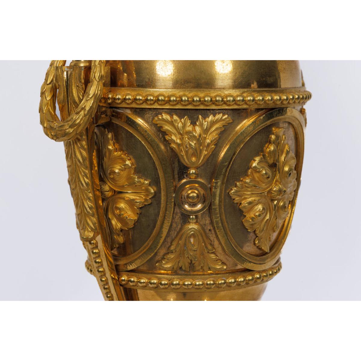 Ein prächtiges Paar französischer Ormolu-Vasen im Louis-XVI-Stil im Angebot 1