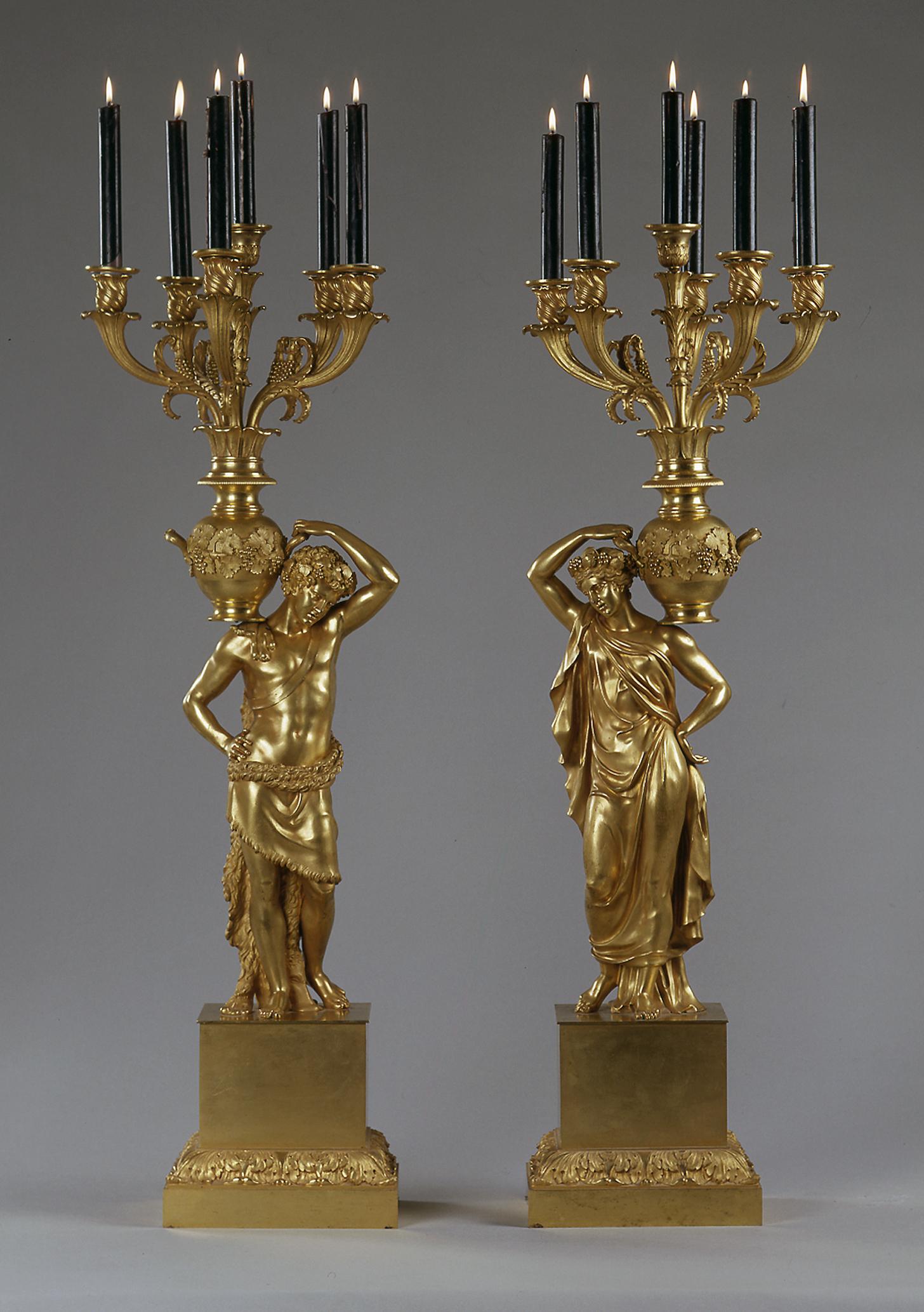 Ein prächtiges und sehr bedeutendes Paar vergoldeter Bronzekandelaber mit Figuren aus der Kaiserzeit.

Frankreich, um 1815.

Ein prächtiges und sehr bedeutendes Paar vergoldeter Bronzekandelaber mit Figuren aus der Kaiserzeit. Die Kandelaber