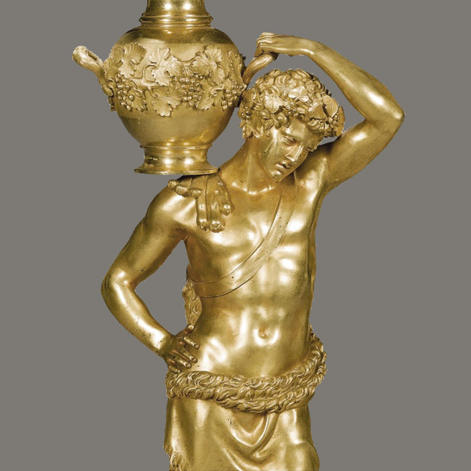 Prächtiges Paar figuraler Empire-Kandelaber aus vergoldeter Bronze, um 1815 (Französisch) im Angebot