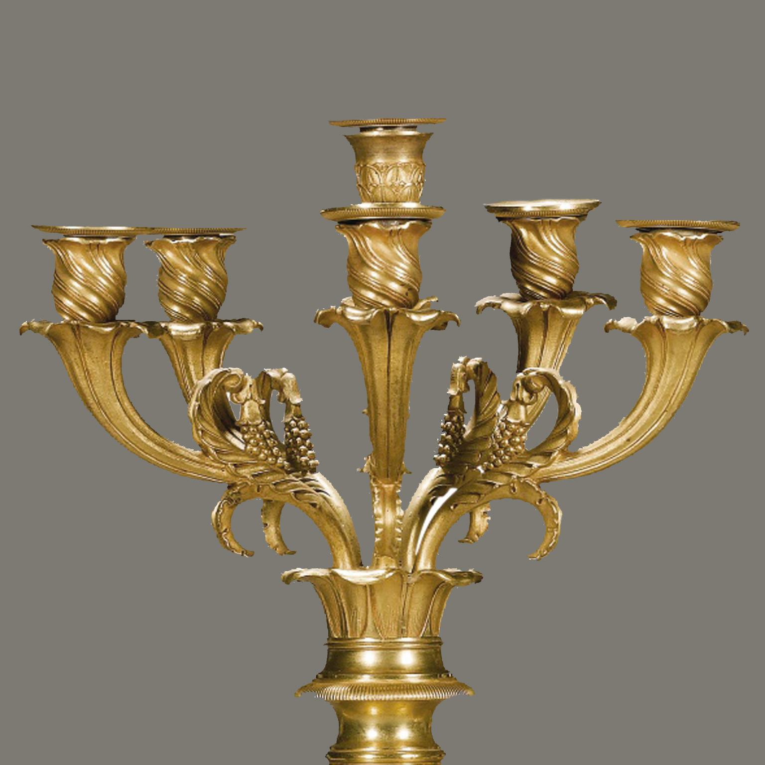 Magnifique paire de chandeliers figuratifs en bronze doré de la période Empire, circa 1815 Bon état - En vente à Brighton, West Sussex