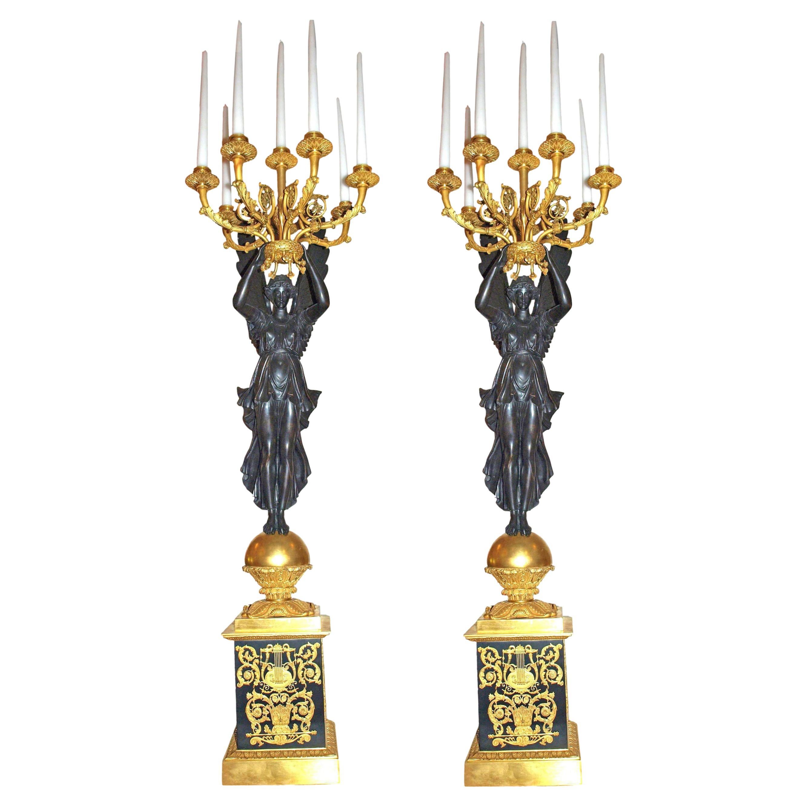 Magnifique paire de candélabres de style Empire en bronze doré et bronze patiné