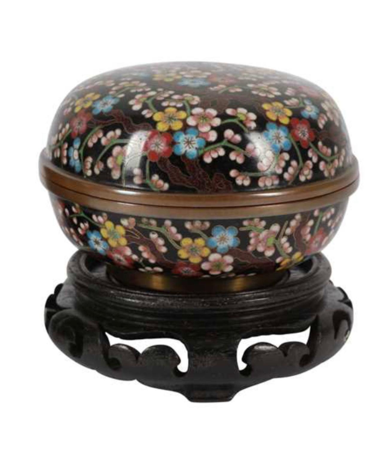 A Magnificent Pair of Japanese Cloisonne Enamel Kogo Boxes and cover. Meiji peri In Good Condition For Sale In London, GB