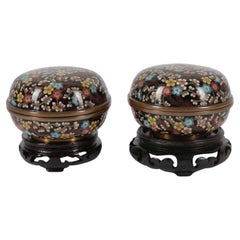 Un Magnífico Par de Cajas Kogo Chinas de Esmalte Cloisonné y tapa. Meiji peri