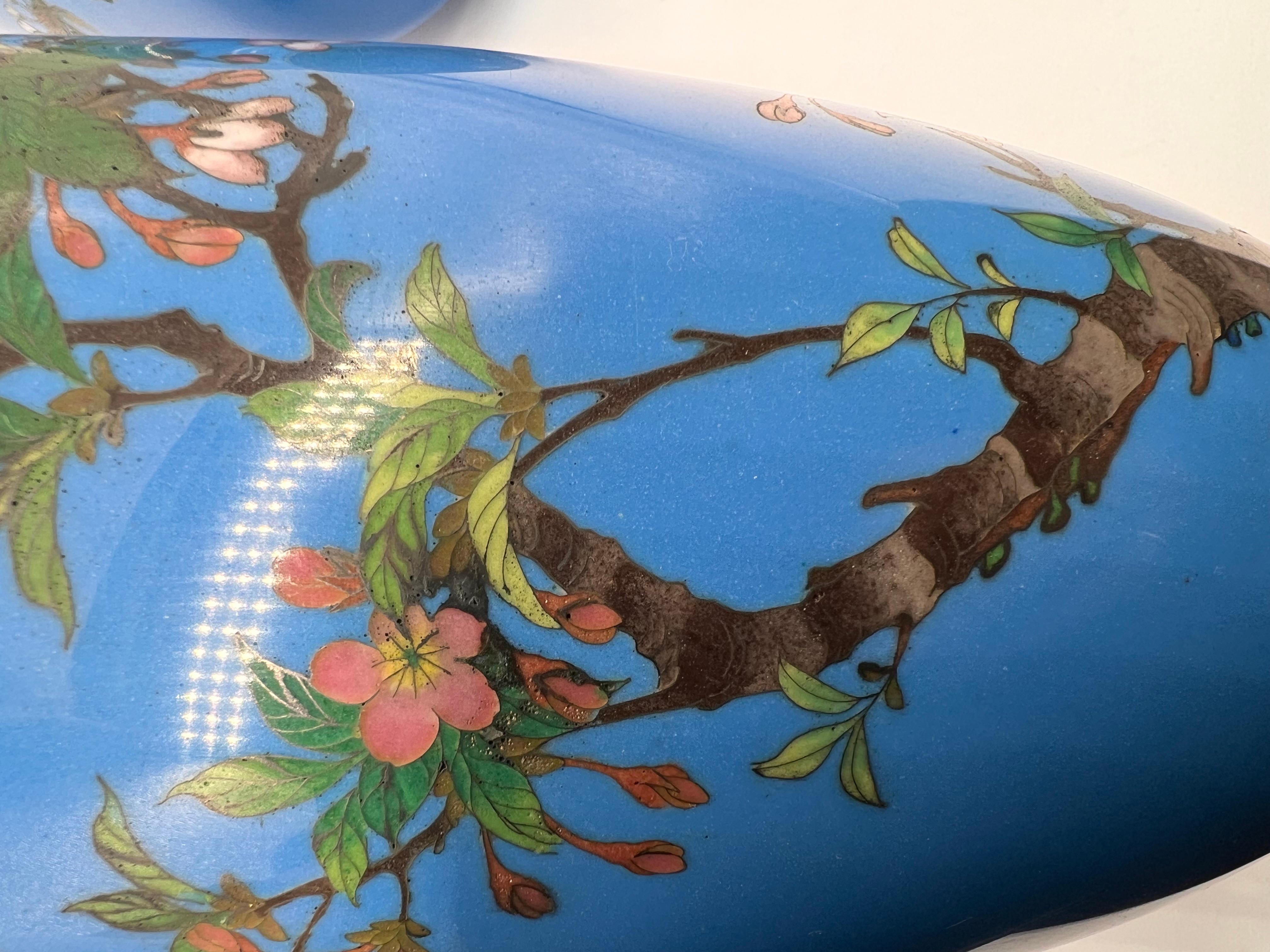 Magnífico par de jarrones japoneses de esmalte cloisonné. Era Meiji Cloissoné