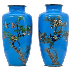 Magnífico par de jarrones japoneses de esmalte cloisonné. Era Meiji