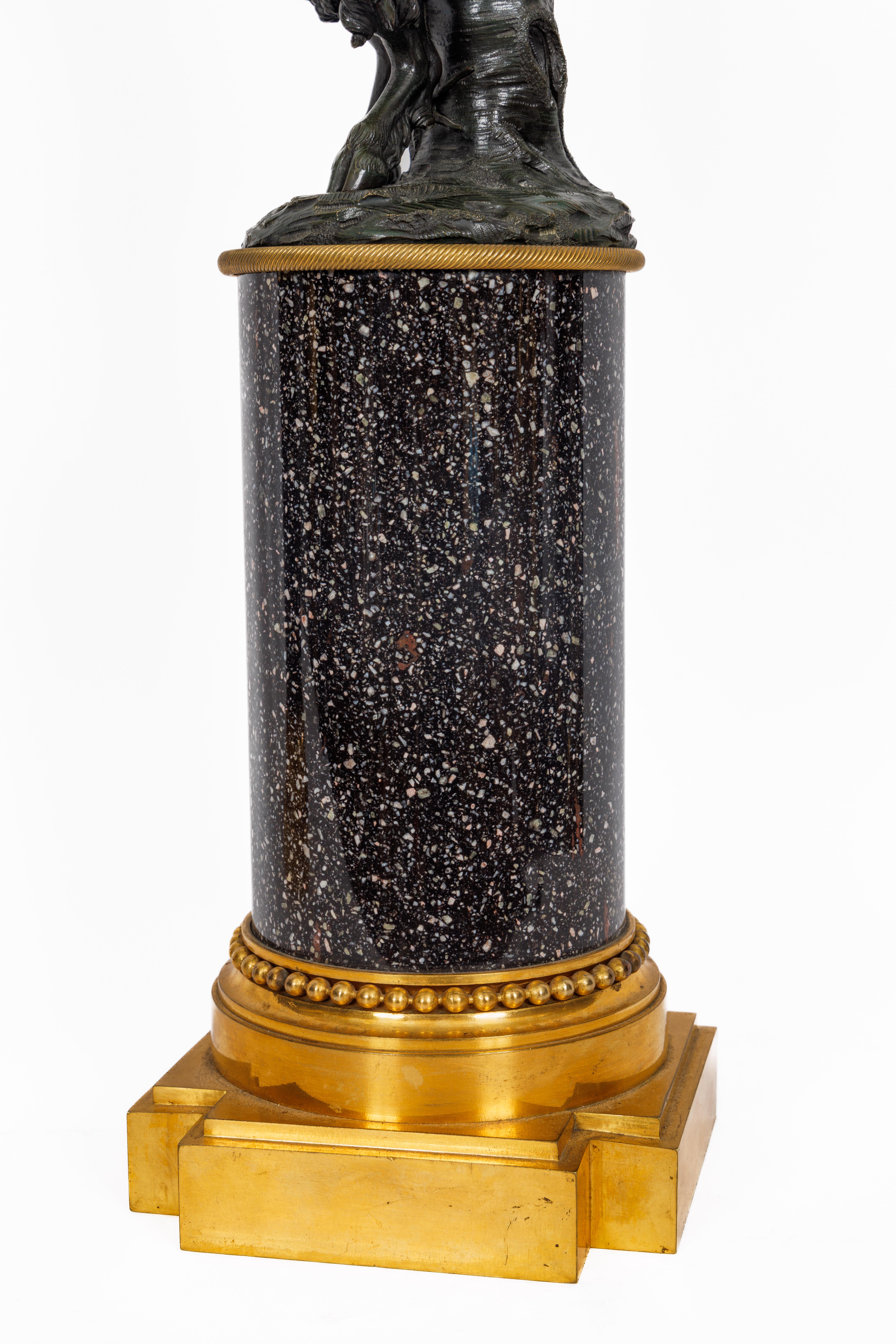 Magnifique paire de candélabres en bronze doré de style Louis XVI sur bases en porphyre en vente 4