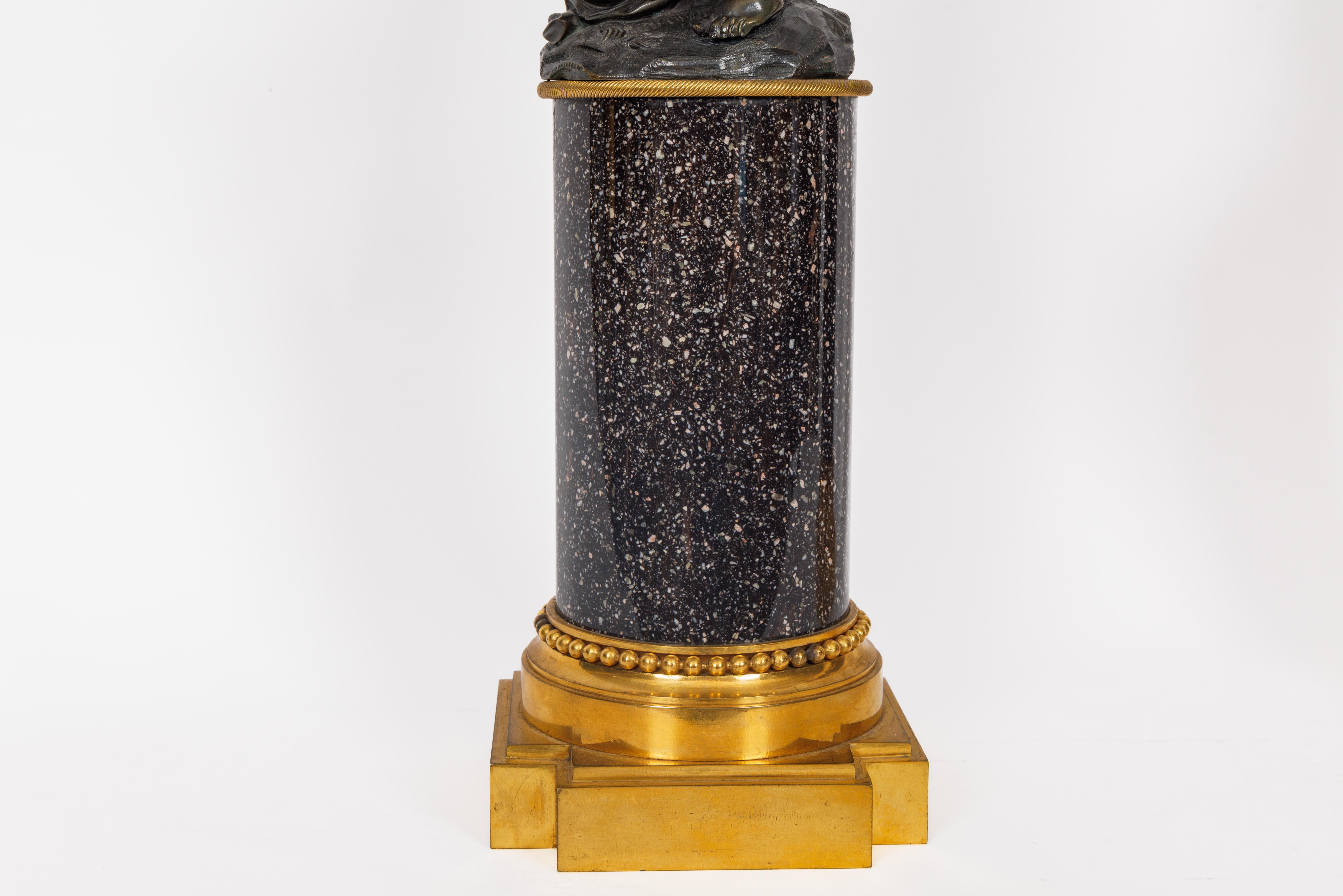 Magnifique paire de candélabres en bronze doré de style Louis XVI sur bases en porphyre en vente 7