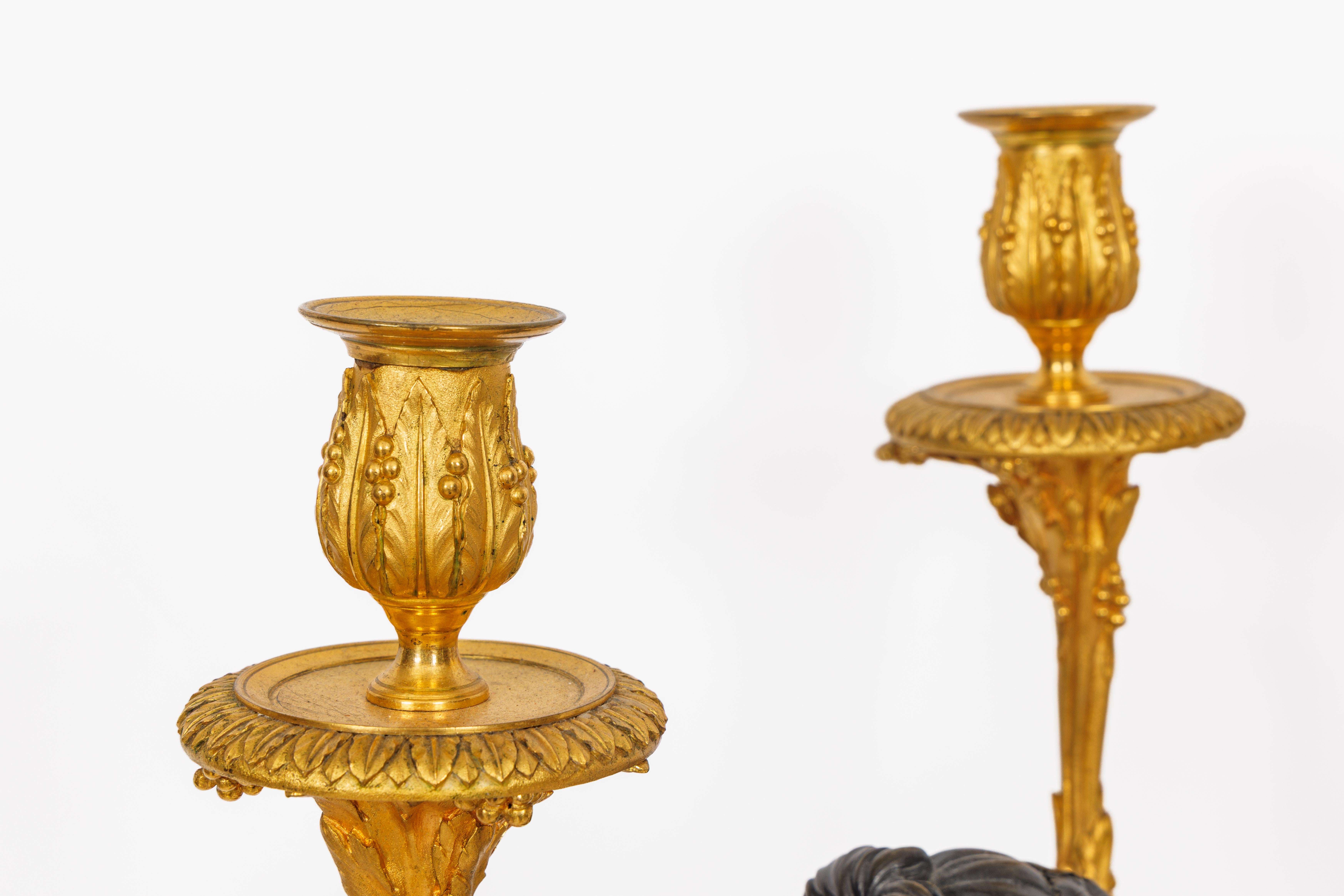 Magnifique paire de candélabres en bronze doré de style Louis XVI sur bases en porphyre en vente 8