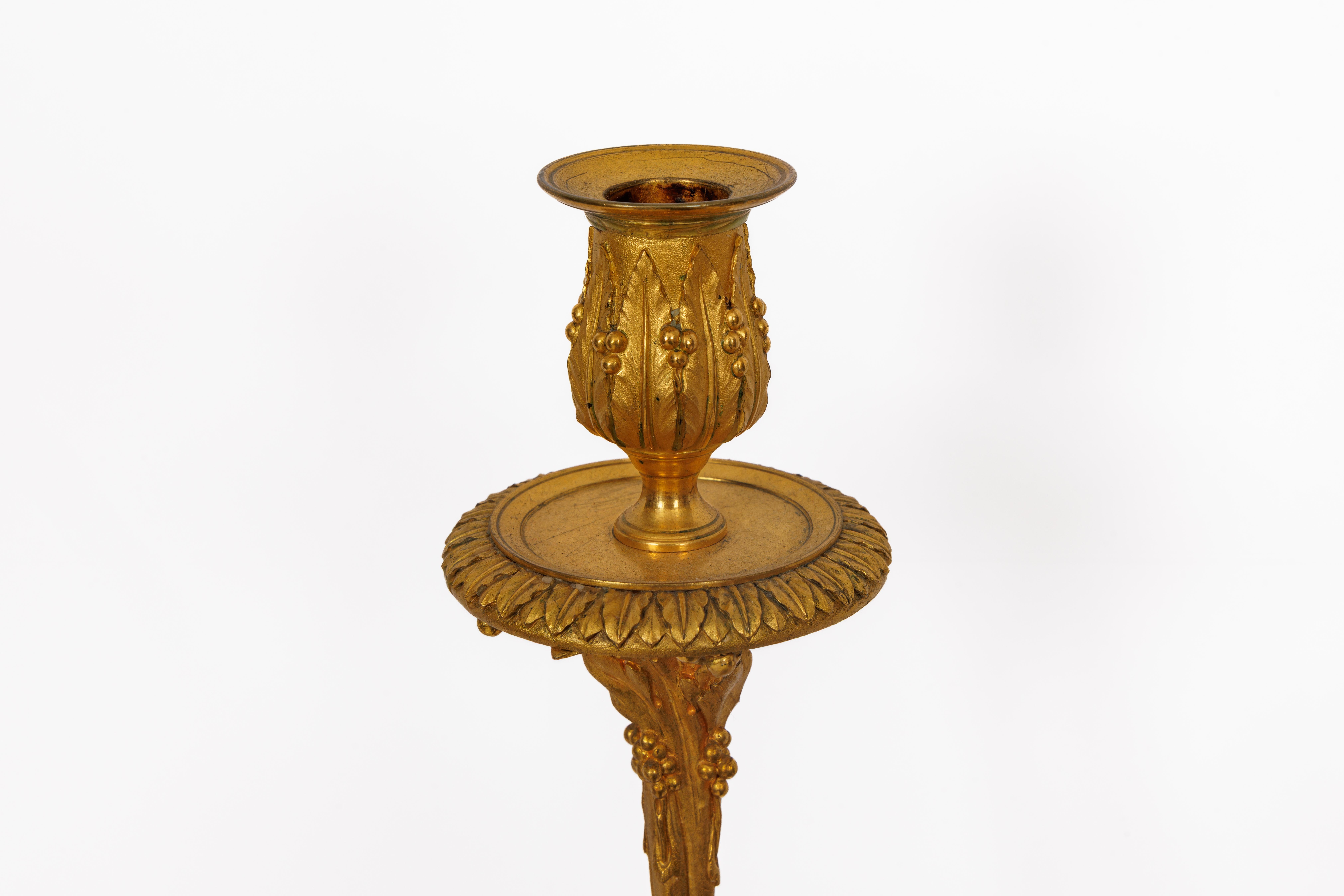 Magnifique paire de candélabres en bronze doré de style Louis XVI sur bases en porphyre en vente 10