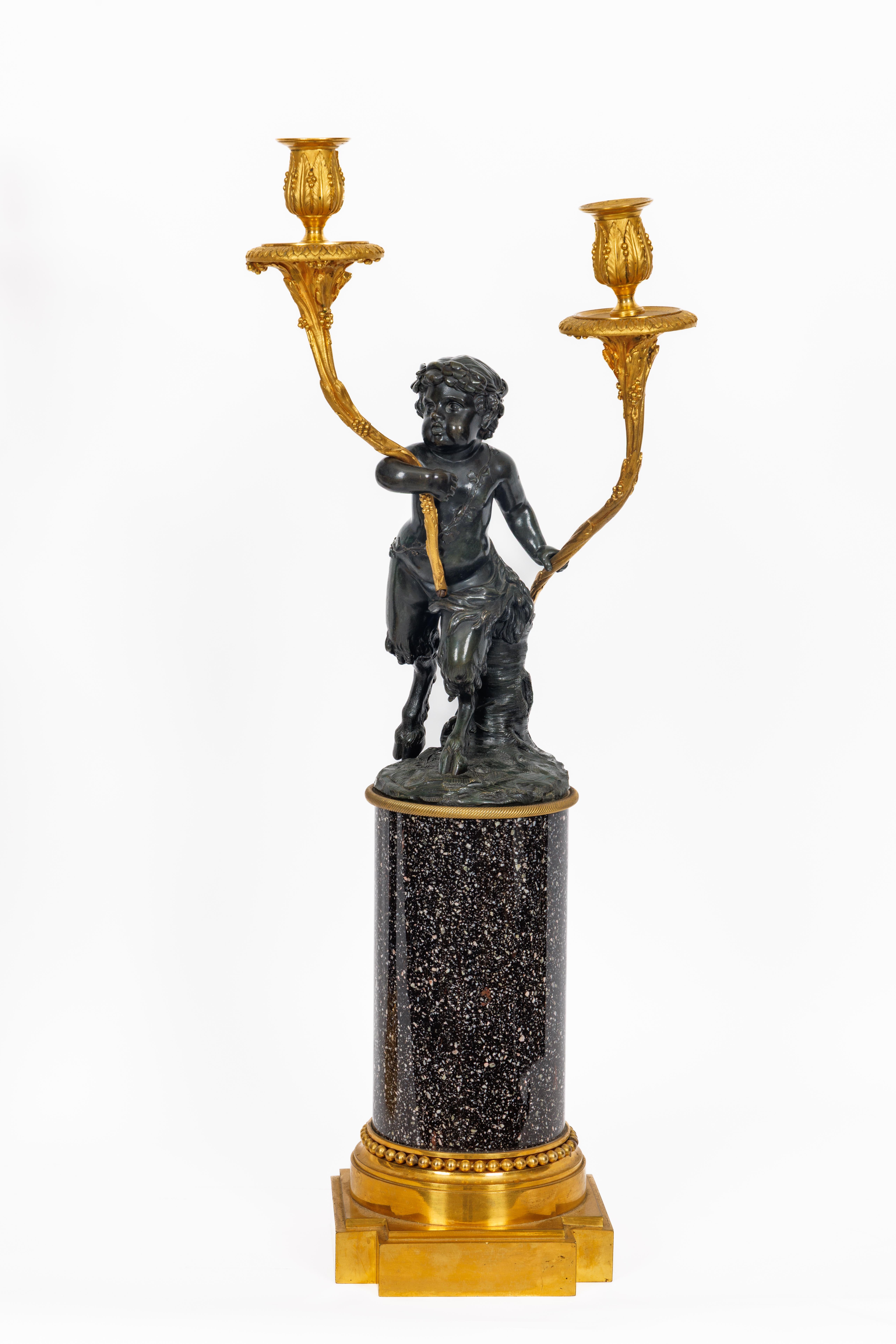 Magnifique et grande paire de candélabres à deux lumières en bronze patiné et doré de style Louis XVI d'après Clodion, sur des bases en porphyre de Blyberg de style néoclassique suédois, vers 1860.

Exceptionnelle et imposante paire de candélabres à