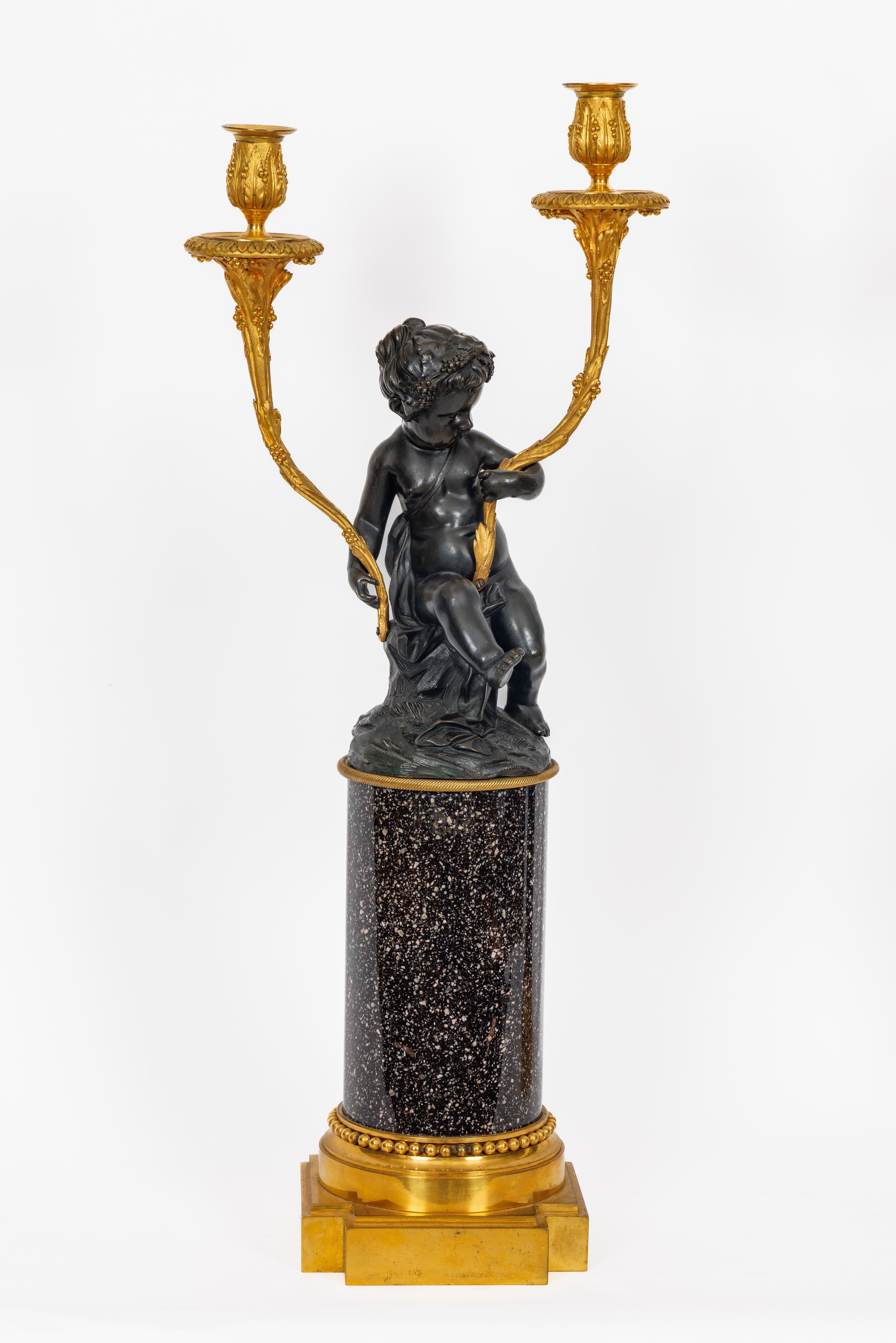 Français Magnifique paire de candélabres en bronze doré de style Louis XVI sur bases en porphyre en vente