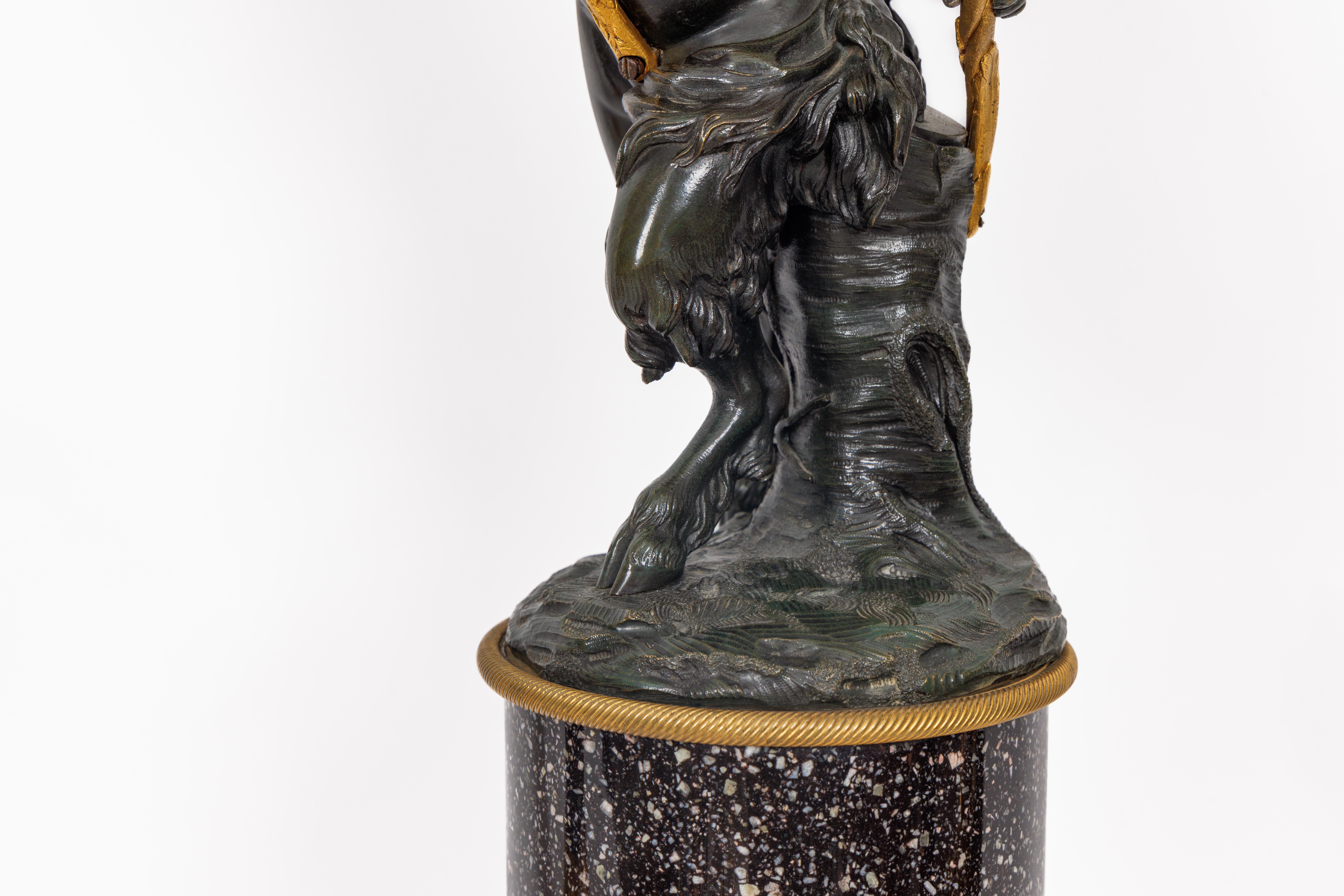 Magnifique paire de candélabres en bronze doré de style Louis XVI sur bases en porphyre Bon état - En vente à Queens, NY