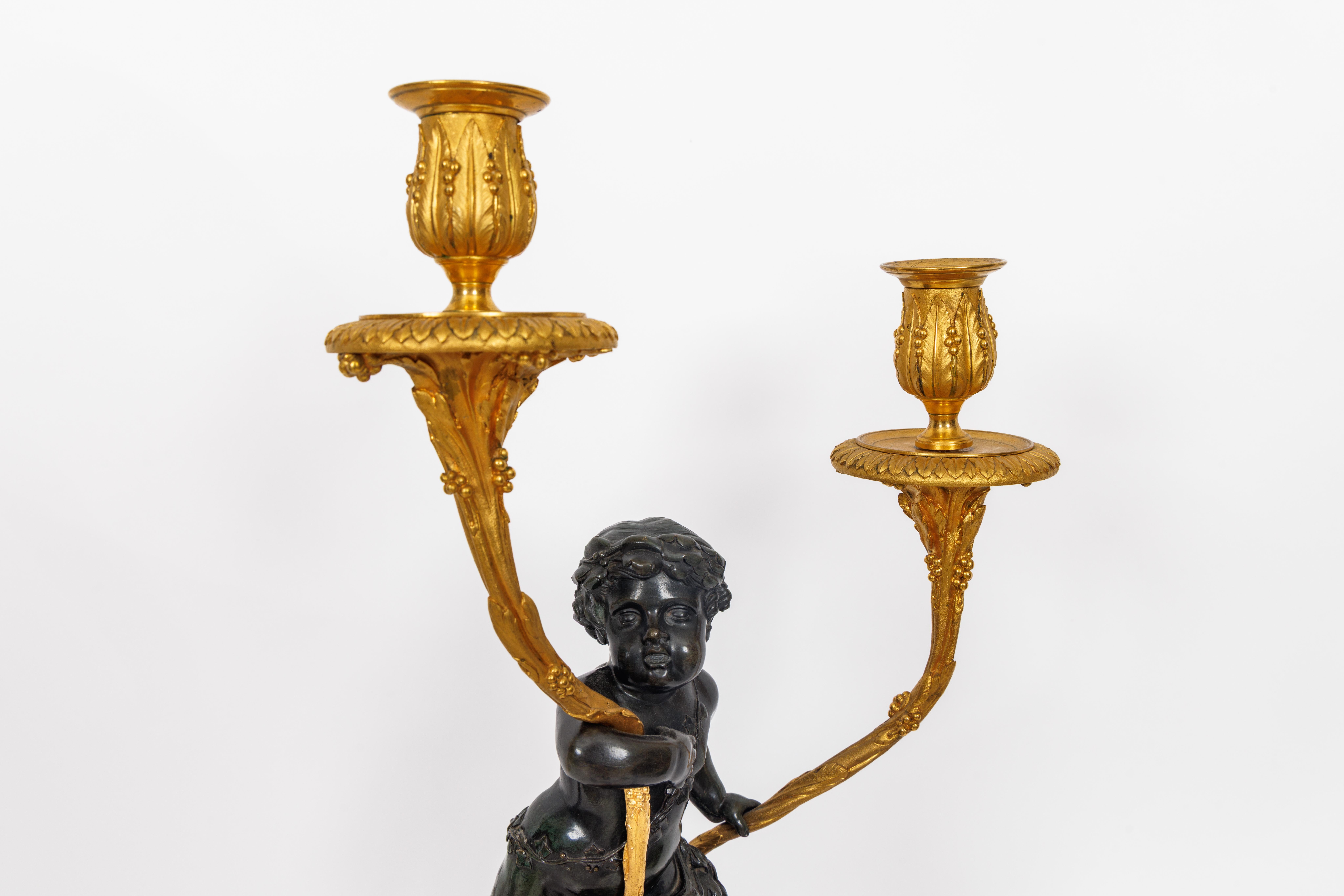 Bronze Magnifique paire de candélabres en bronze doré de style Louis XVI sur bases en porphyre en vente