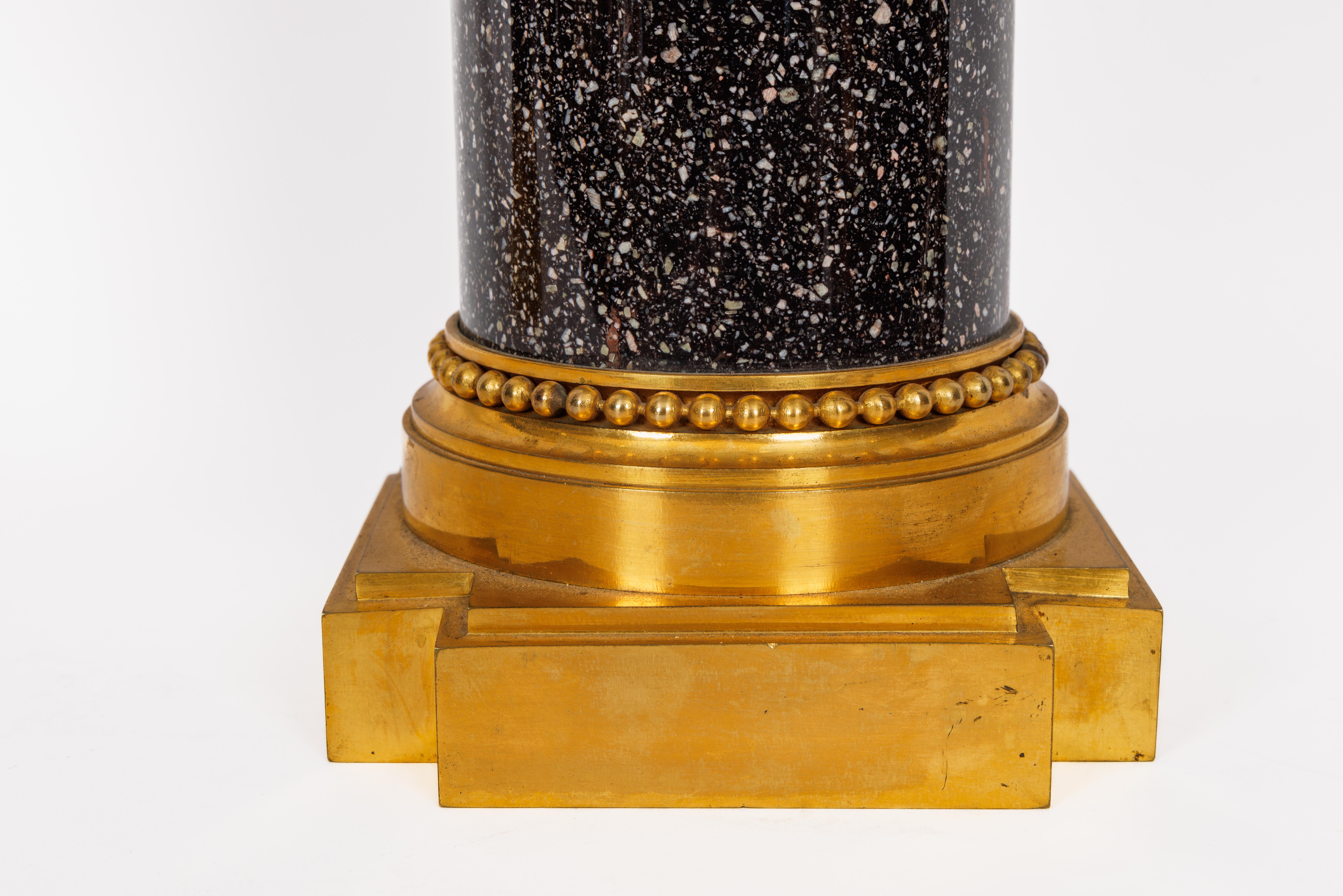 Magnifique paire de candélabres en bronze doré de style Louis XVI sur bases en porphyre en vente 1