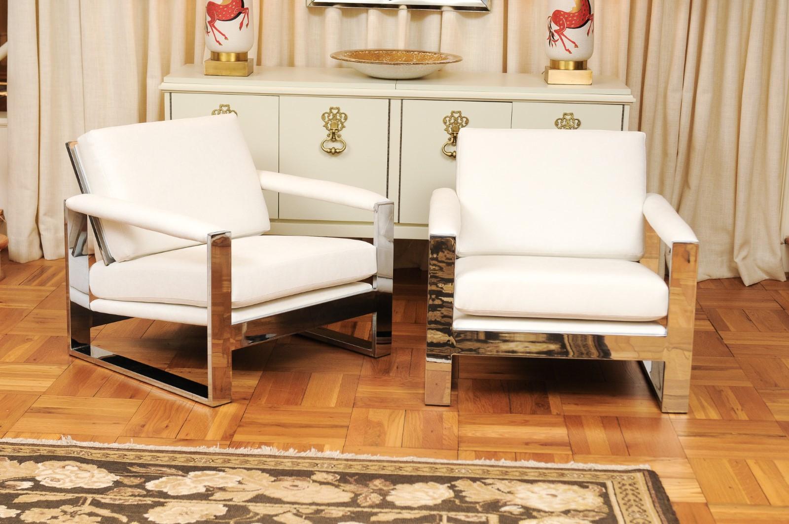 Une paire exquise et restaurée de fauteuils de salon ou de fauteuils club en chrome, issus d'une série rare et peu produite, conçue par Milo Baughman pour Thayer Coggin, vers 1975. Cadre lourd en acier plat inoxydable exécuté en chrome finition
