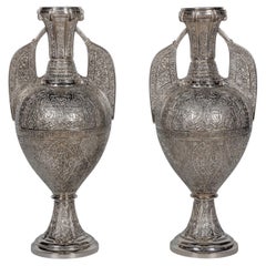 Magnifique paire de vases "Alhambra" en bronze argenté par Tiffany Studios