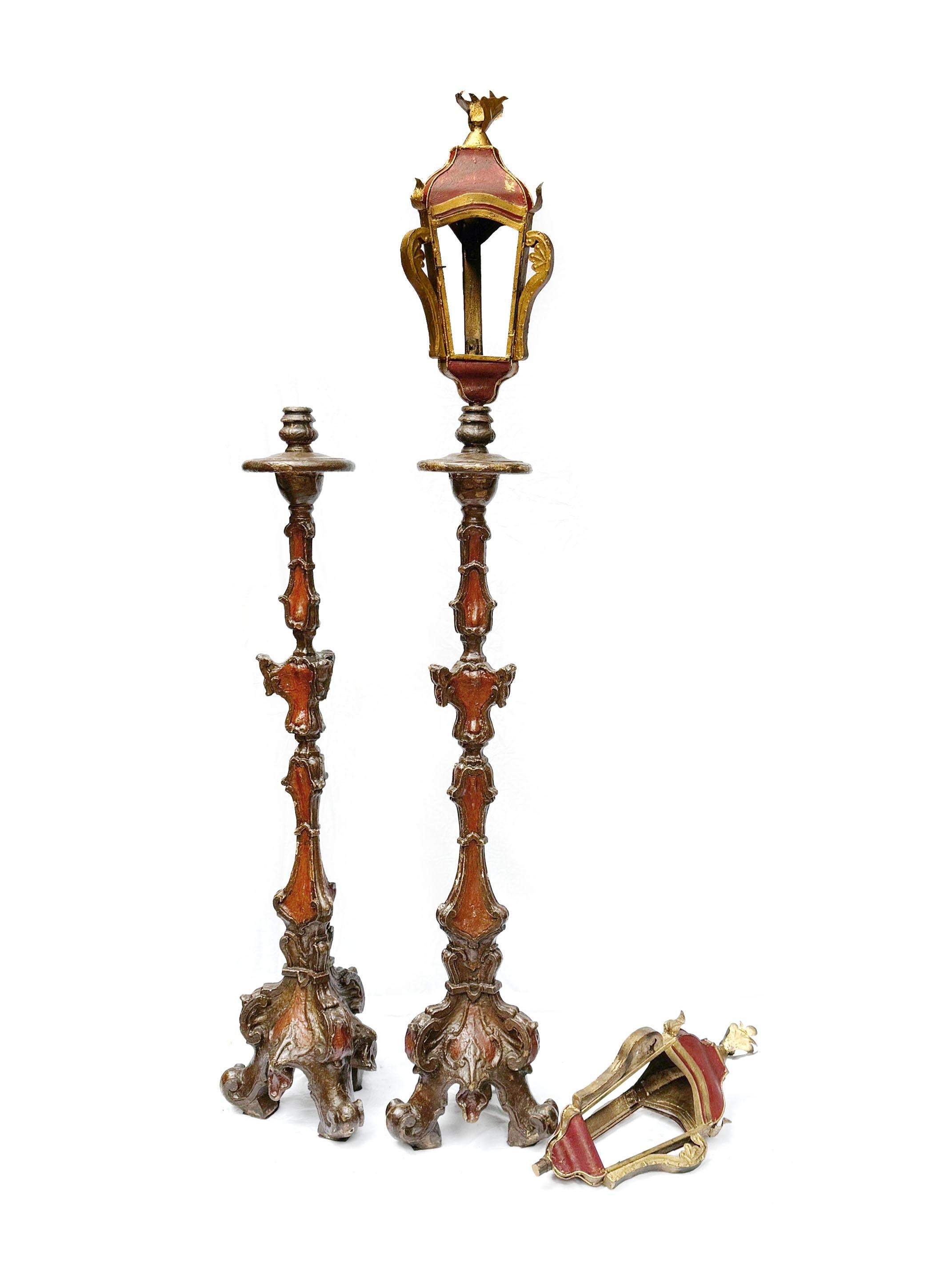 Una magnifica coppia di torce/portacandele di epoca coloniale spagnola, del 1940 circa, sapientemente realizzate in legno dipinto con lanterne originali in latta dipinta. Questi squisiti pezzi si ergono alti e regali, mostrando la grandezza senza